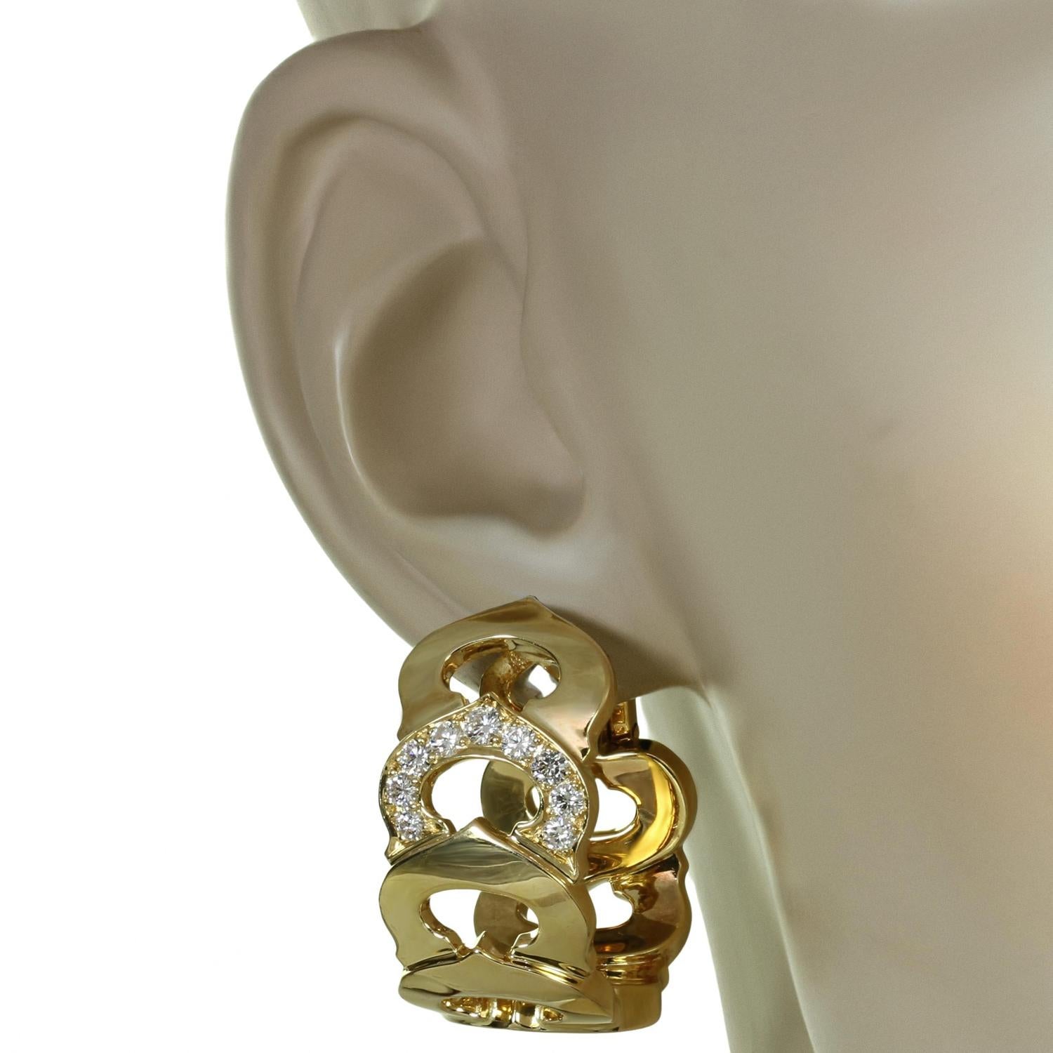 Boucles d'oreilles à clips C De CARTIER en or jaune 18 carats et diamants  Excellent état - En vente à New York, NY