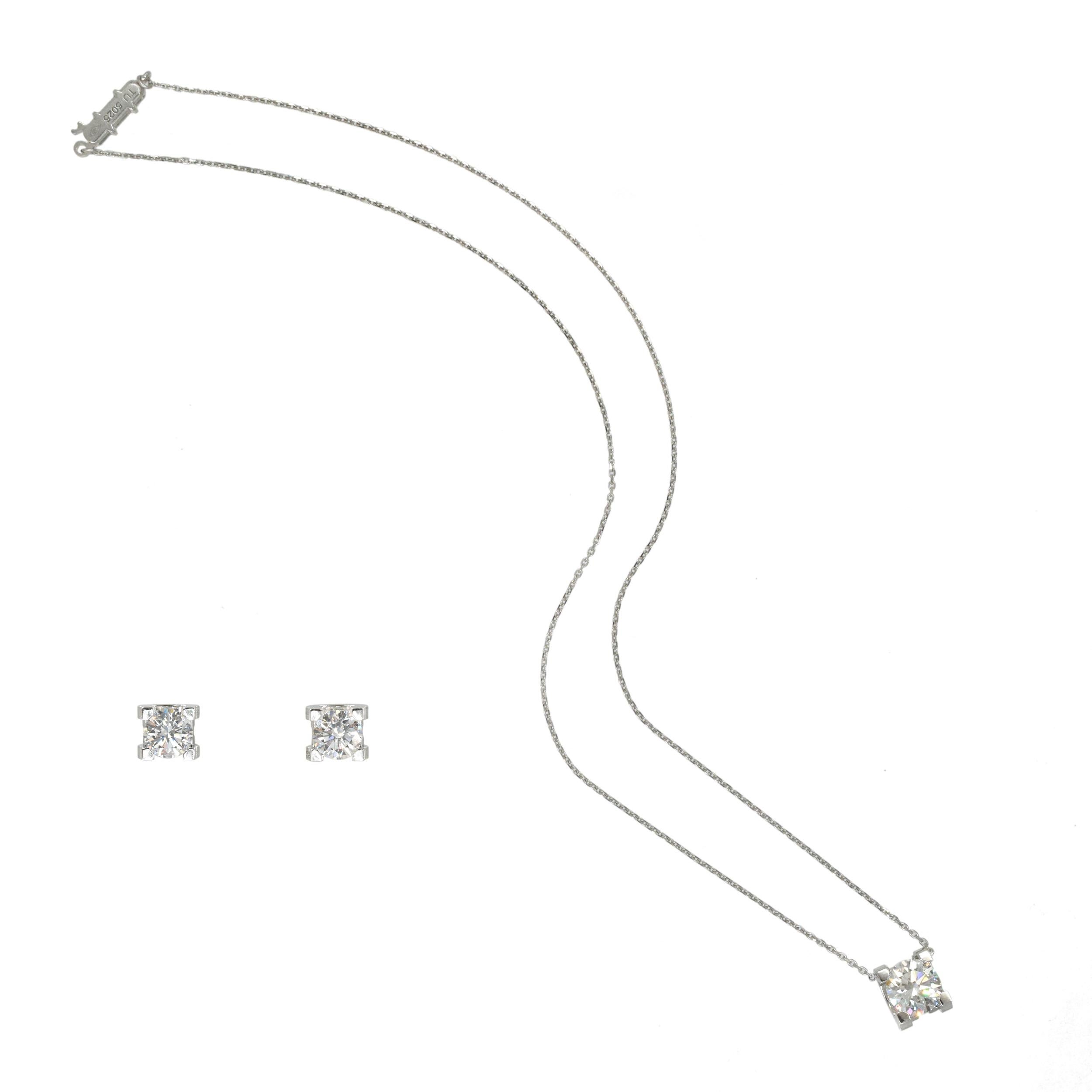 C de Cartier in Signatur-Fassung Diamant-Ohrstecker und Solitär-Collier-Set. Die Ohrstecker sind mit 0,51ct rundem Brillantschliff, Farbe E, Klarheit VVS2, mit GIA-Zertifikat xxxxxxxxxxx, und 0,50ct rundem Brillantschliff, Farbe E, Klarheit VVS2,