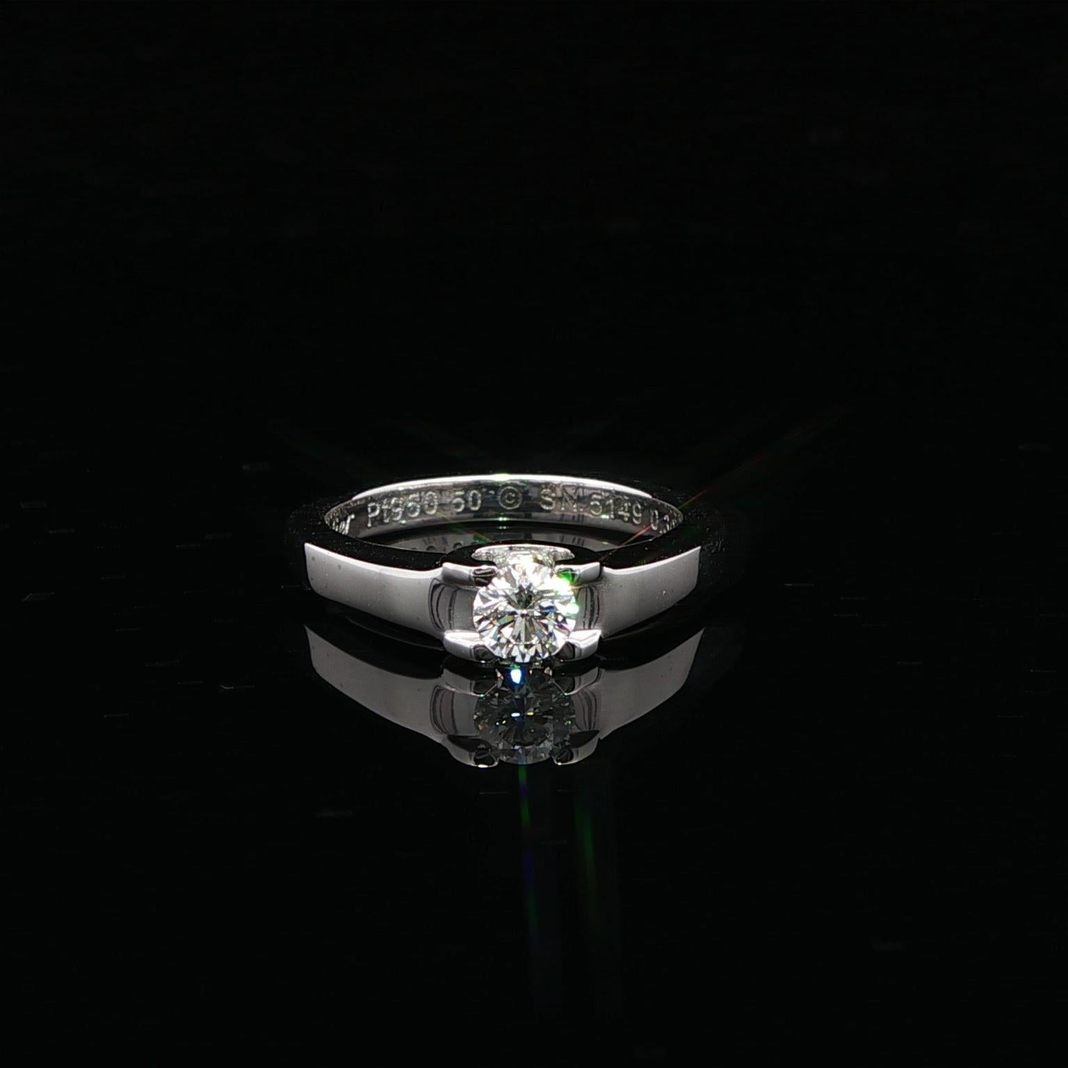 --Stein(e):--
(1) Natürlicher echter Diamant - Runder Brillantschliff - Zackenfassung - Farbe F - Reinheit VVS2 - 0,30ct (genau)

MATERIAL:  Massiv Platin - gestempelt PT950
Gewicht: 7,1 Gramm
Ringgröße: Gestanzte Größe 50 - Passt bequem auf einen
