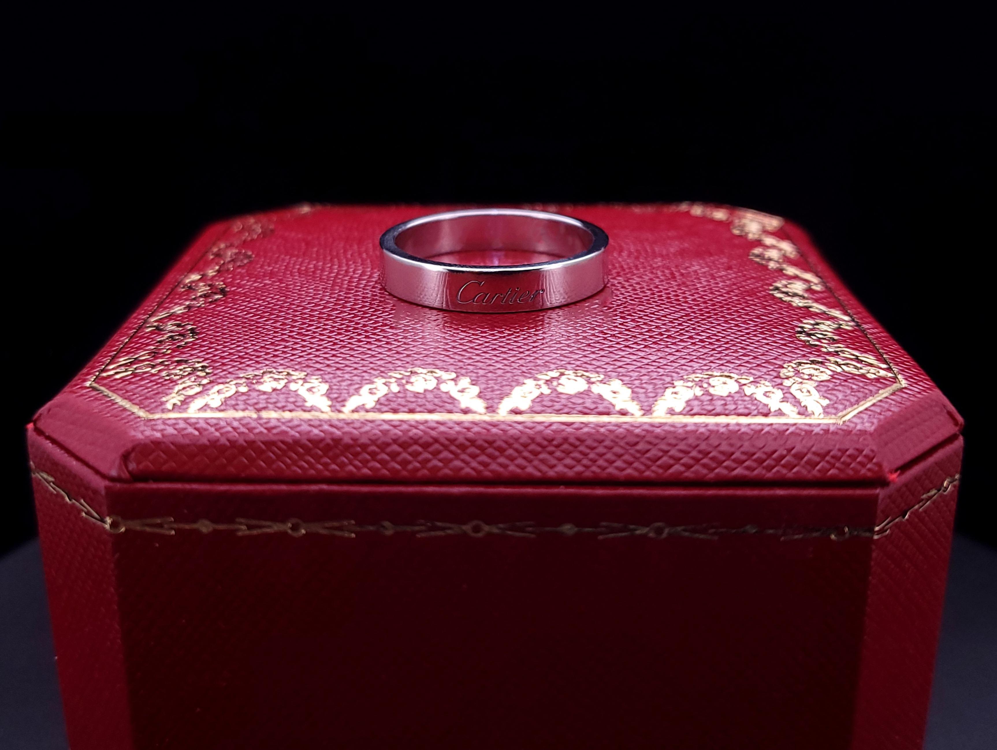 -Anillo de boda Cartier C De
-Material Platino950
-Talla: 8,75
-Ancho:4mm
-Grosor: 1,6 mm
-Peso: 7,8 gramos
-Condición Menta
-Se entrega con estuche para anillos Cartier
-Precio al por menor: 2.810