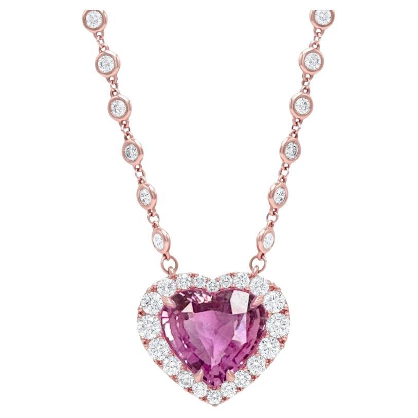 Ein exquisiter 10,11-karätiger Ceylon-Sri-Lanka-Saphir, der in 18-karätiges Rotgold gefasst wird 

Der Anhänger wird mit einem Halo aus runden Diamanten im Brillantschliff in der Farbe F und der Reinheit VS versehen.

das Karatgewicht der seitlichen