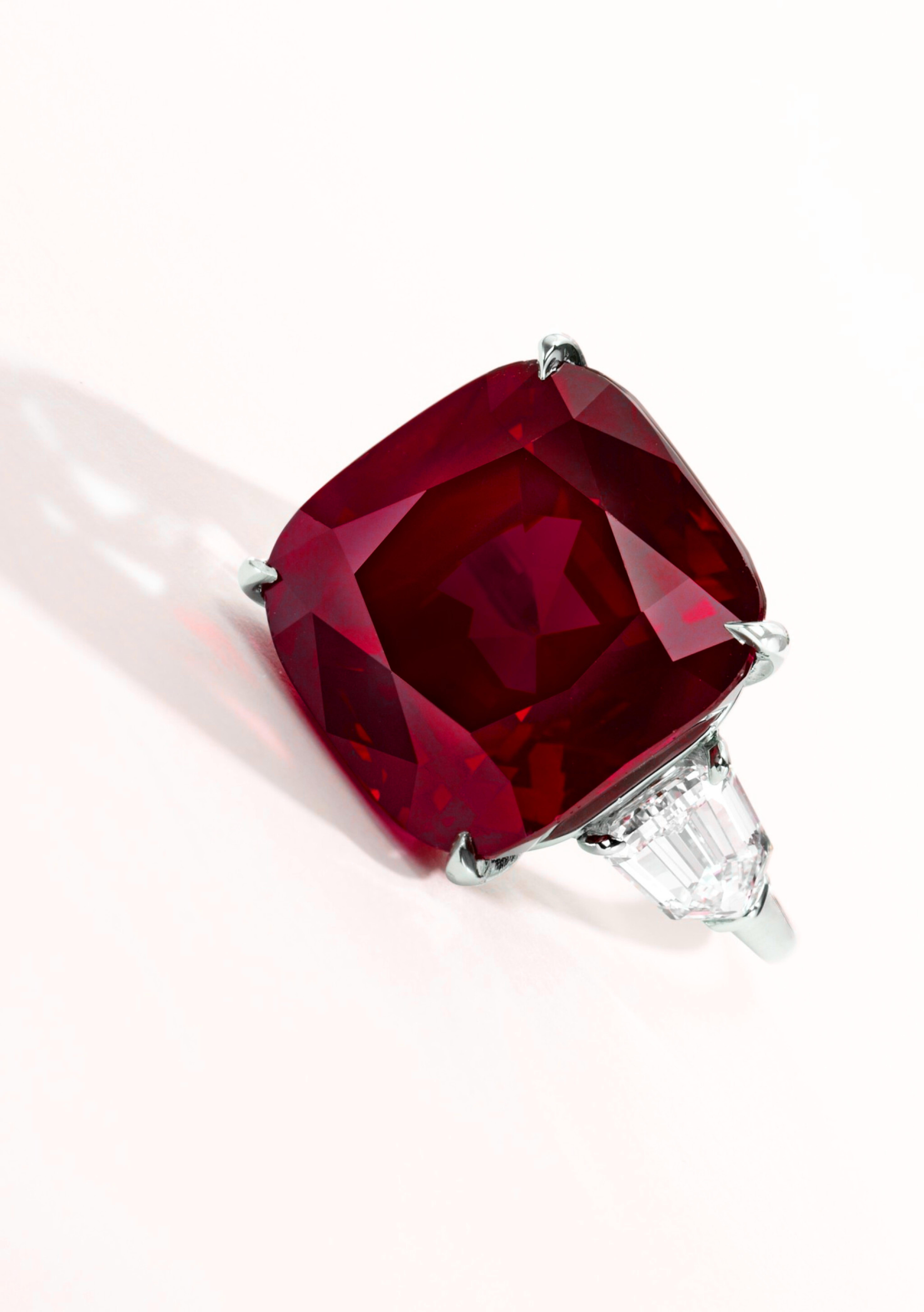 C. Dunaigre 11 Karat Mosambik-Rubin-Diamantring (Kissenschliff) im Angebot