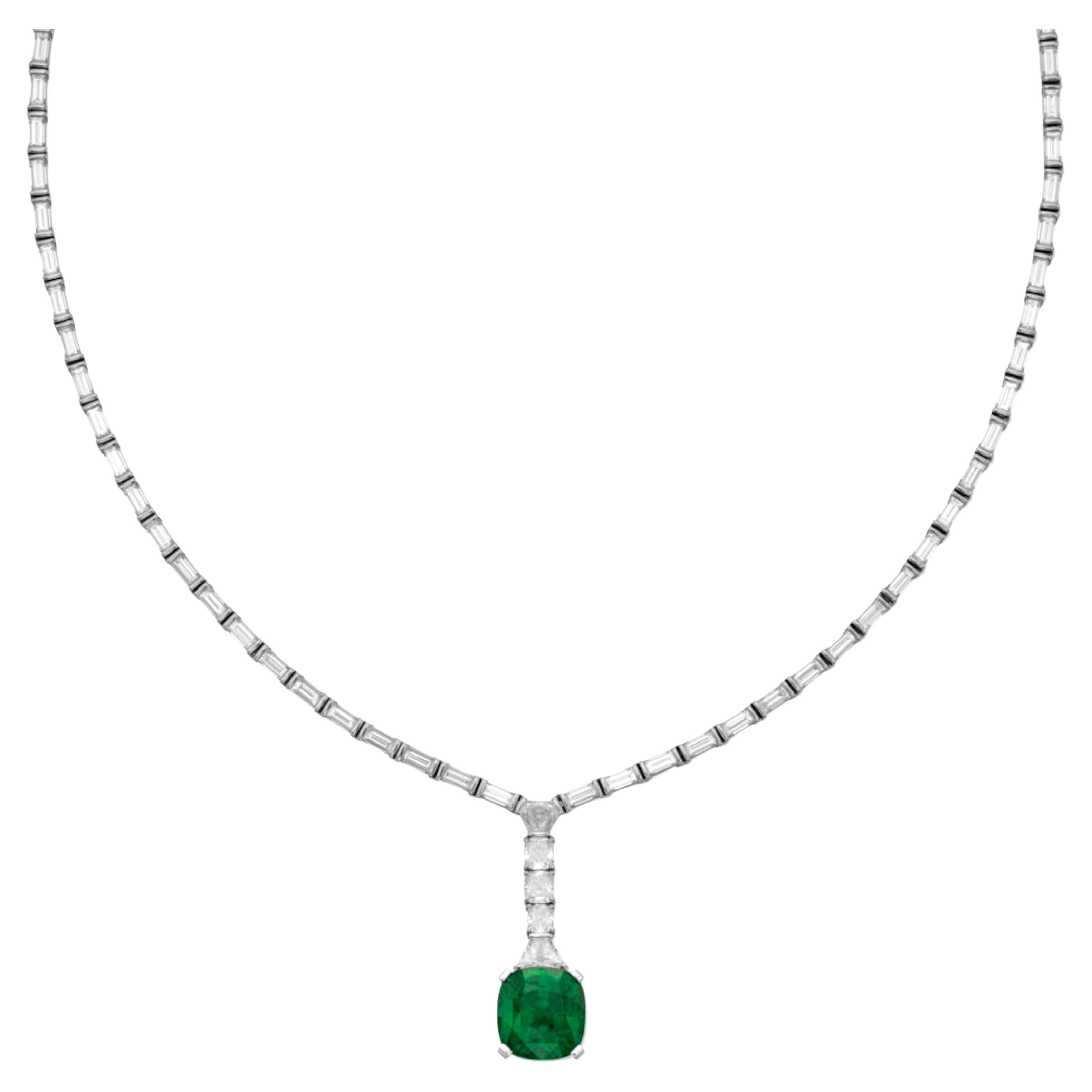 Zusammengesetzt aus Diamanten im Baguetteschliff, Kalbskopf, Kissenschliff und Trapezschliff, die einen Smaragd im Kissenschliff tragen

Saphir mit einem Gewicht von 3.65 Karat
Diamanten mit einem Gesamtgewicht von etwa 8 Karat
Länge der Halskette