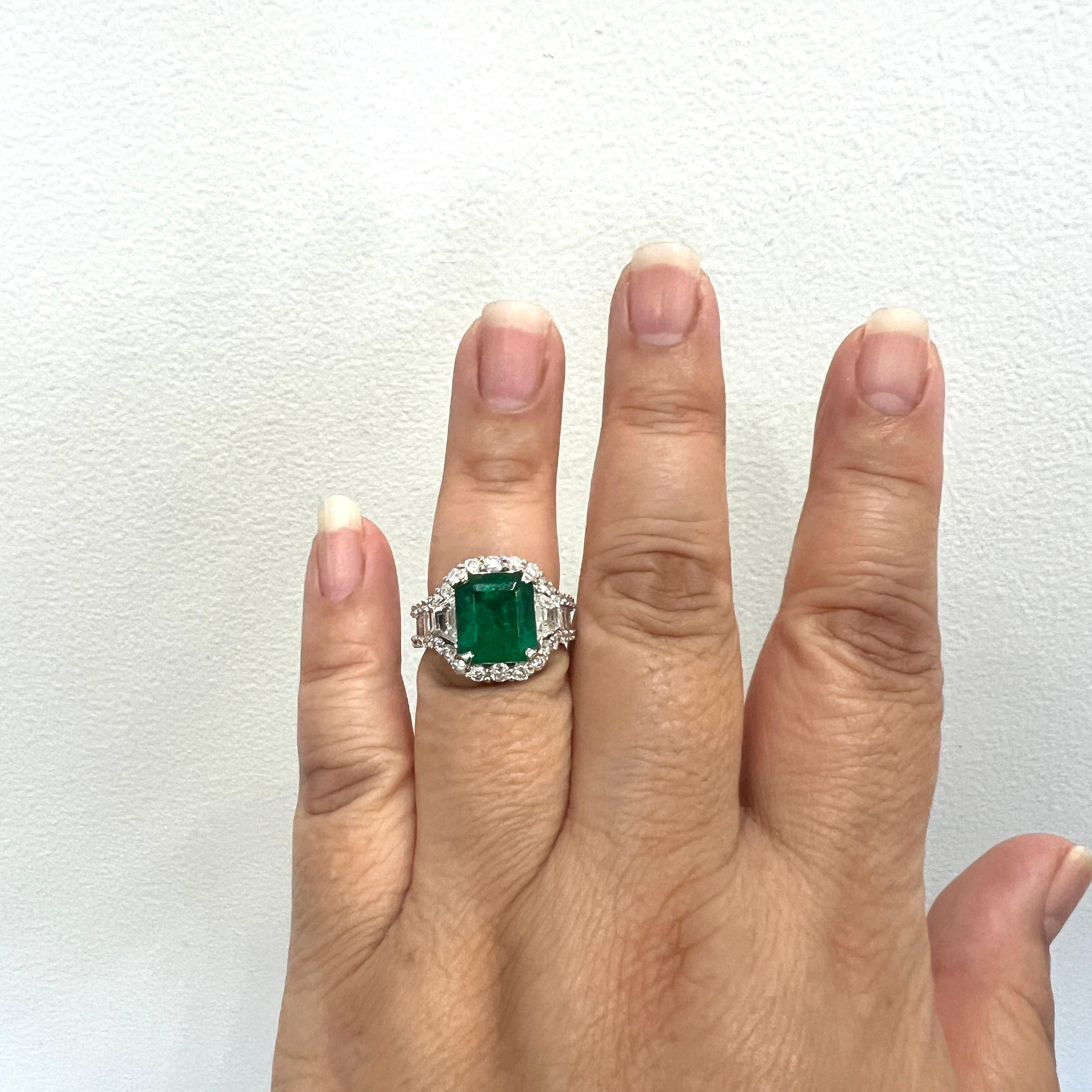 Splendido esemplare da 4,34 ct. C. Smeraldo colombiano certificato Dunaigre con diamanti di buona qualità, bianchi e brillanti, trapezi, baguette e tondi.  Realizzato a mano in oro bianco 18 carati.  Anello misura 6,5.  