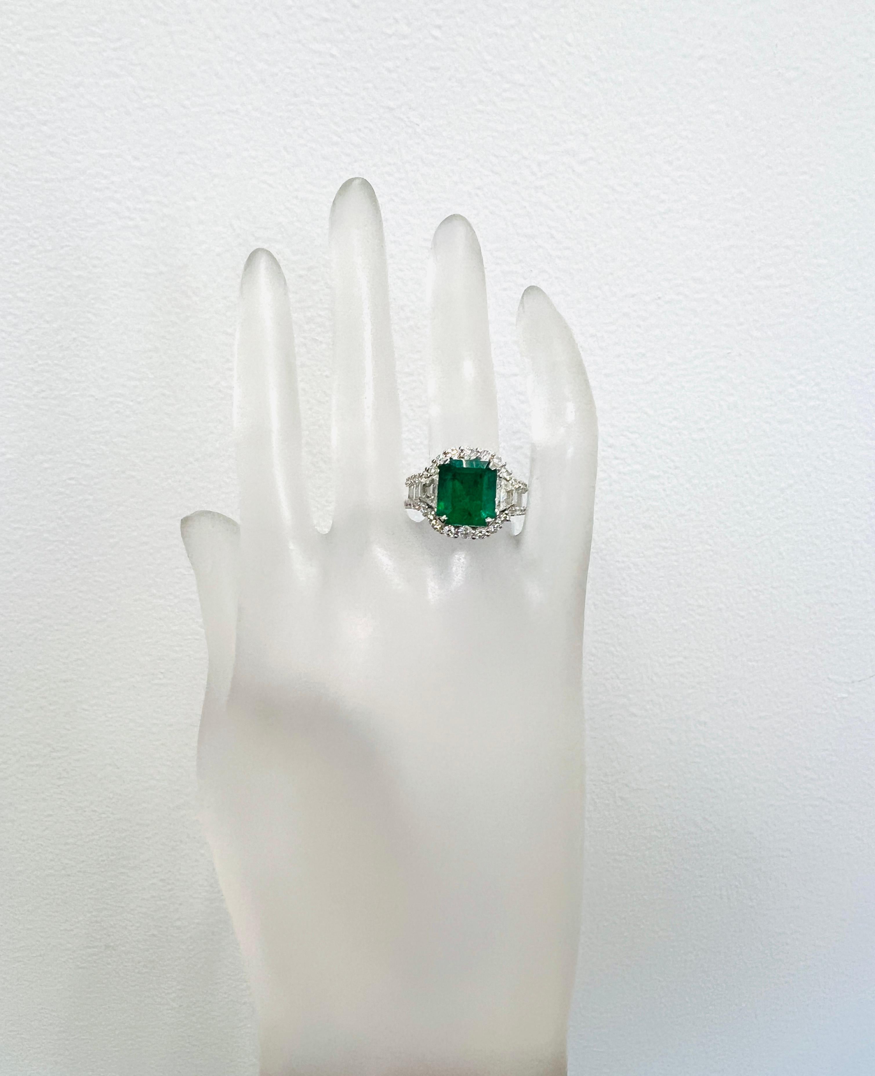 Taglio smeraldo C. Anello con smeraldo colombiano ottagonale e diamante bianco da 4 carati Dunaigre in vendita