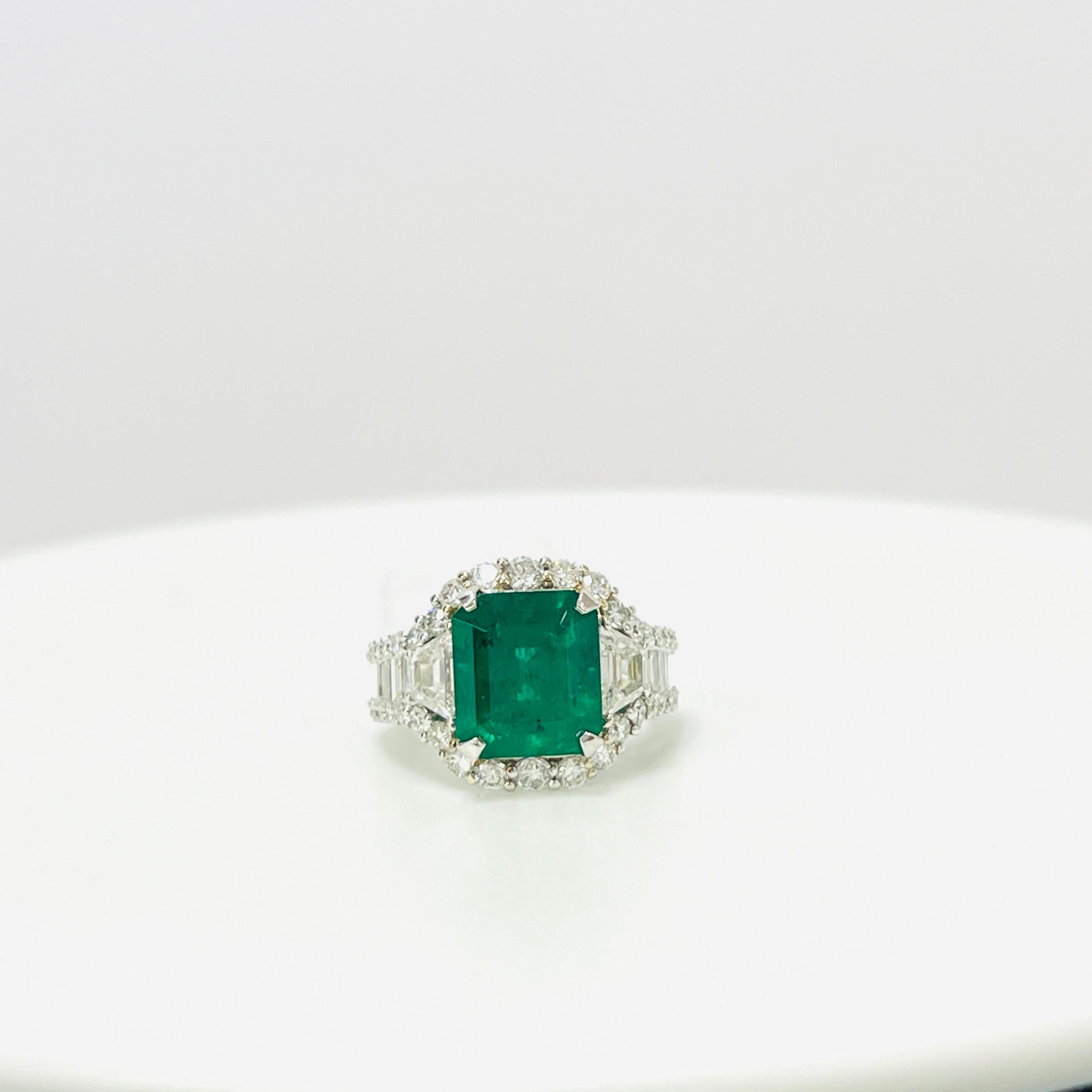 C. Anello con smeraldo colombiano ottagonale e diamante bianco da 4 carati Dunaigre in vendita 2