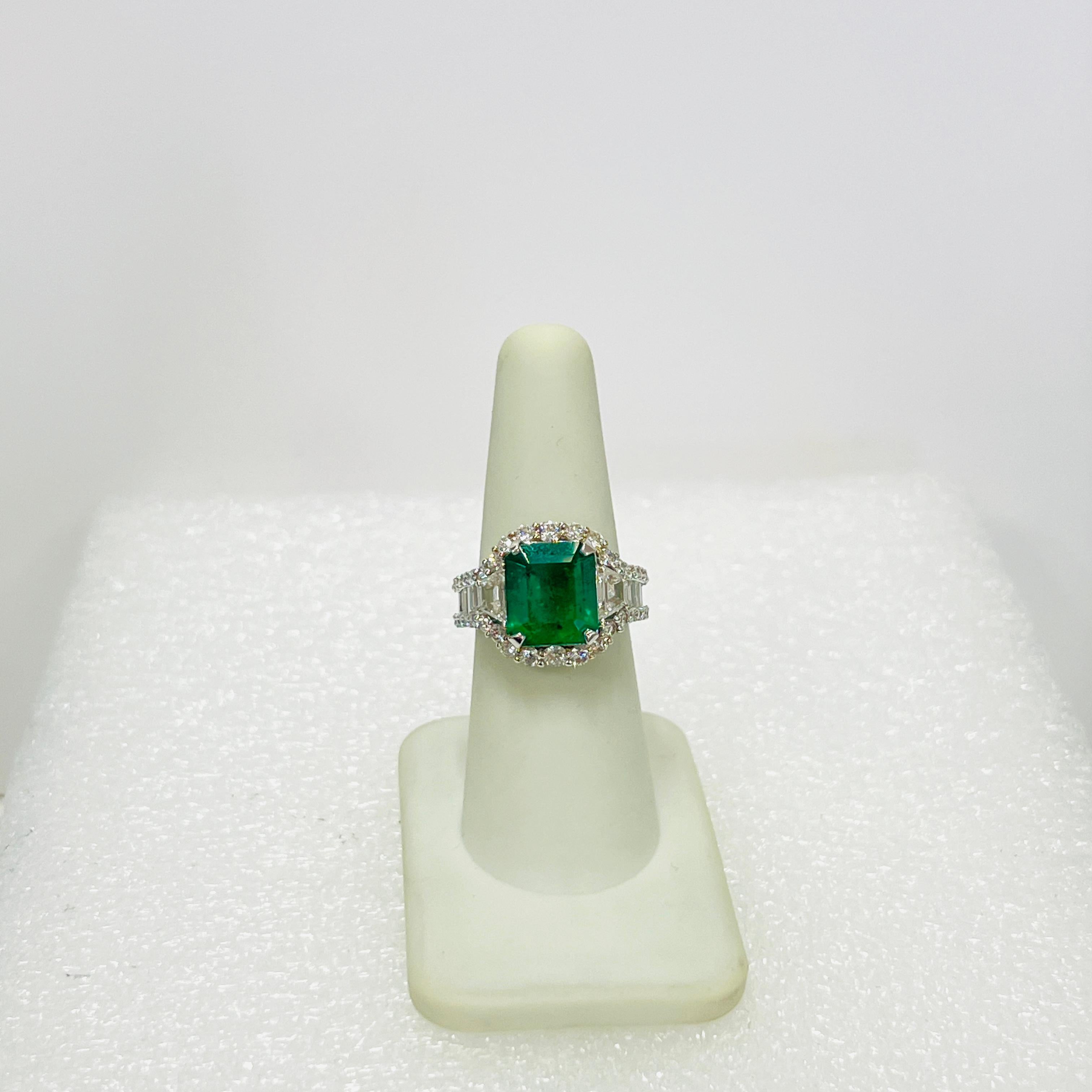 C. Anello con smeraldo colombiano ottagonale e diamante bianco da 4 carati Dunaigre in vendita 3