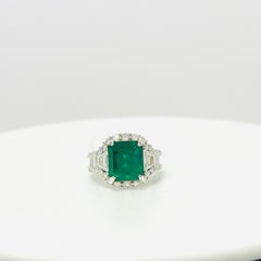 C. Anello con smeraldo colombiano ottagonale e diamante bianco da 4 carati Dunaigre