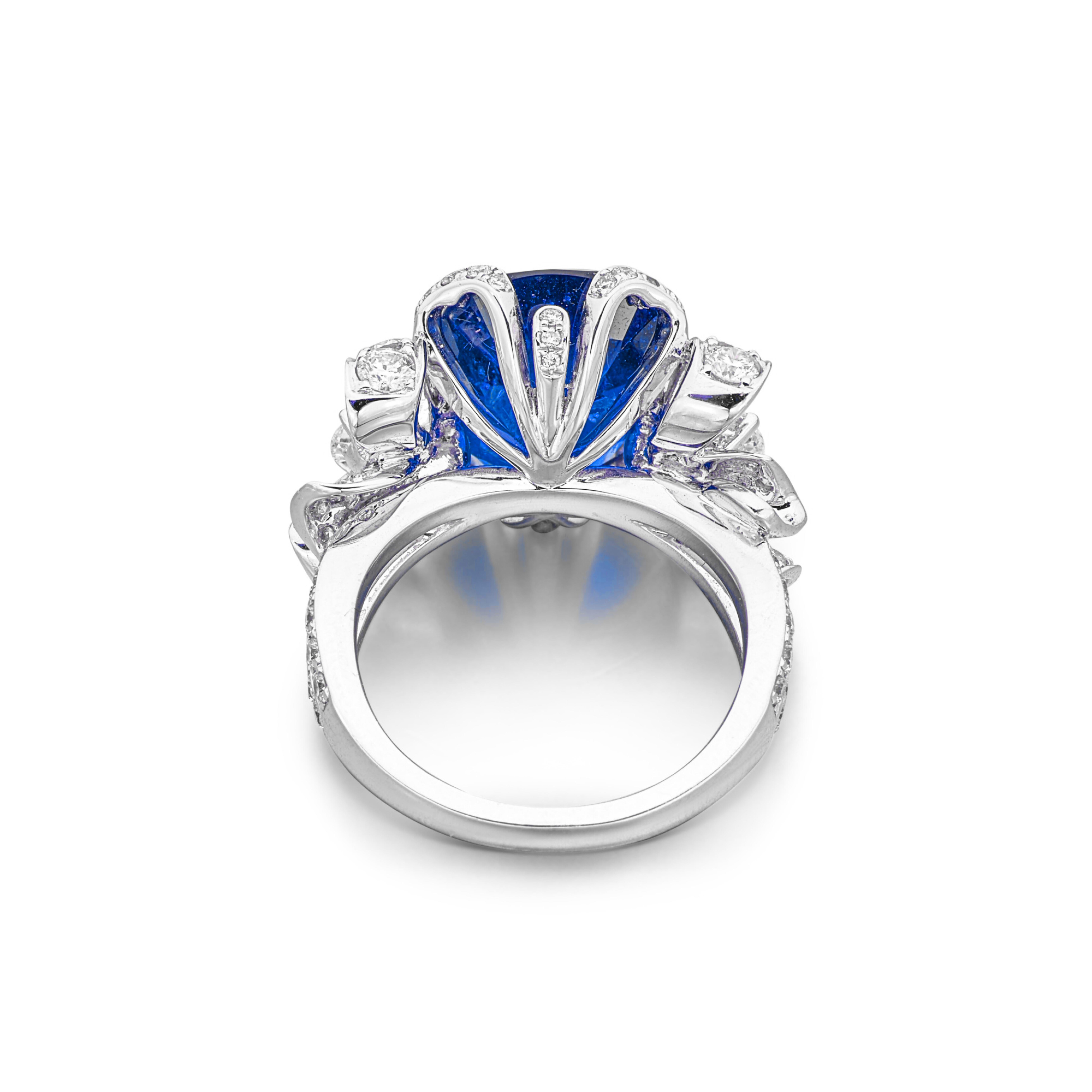 Entdecken Sie die Eleganz dieses exquisiten Cocktailrings mit einem atemberaubenden 5-karätigen, unbehandelten und unerhitzten Ceylon-Saphir, zertifiziert von C. Dunaigre. Das Design zeigt ein zartes Schleifenmotiv auf den Schultern, das mit
