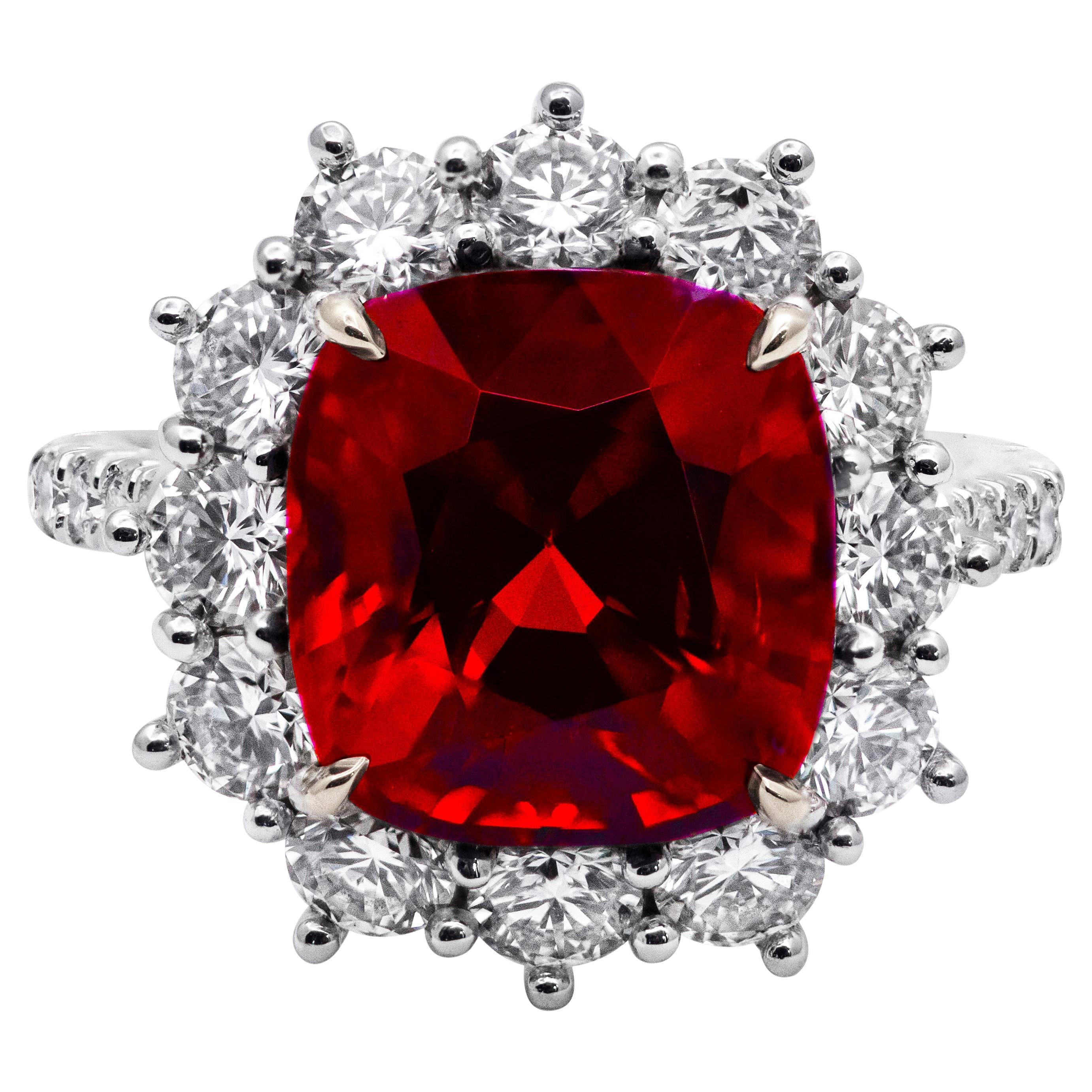 Bague cocktail Dunaigre en spinelle rouge taille coussin et halo de diamants de 6,92 carats en vente