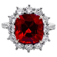 Anillo de cóctel con halo de diamantes y espinela roja talla cojín de 6,92 quilates, en platino