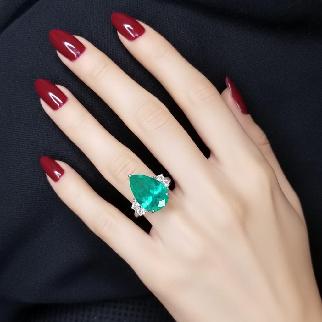 Contemporain C. Dunaigre Bague émeraude colombienne poire de 7,17 carats et diamant en vente