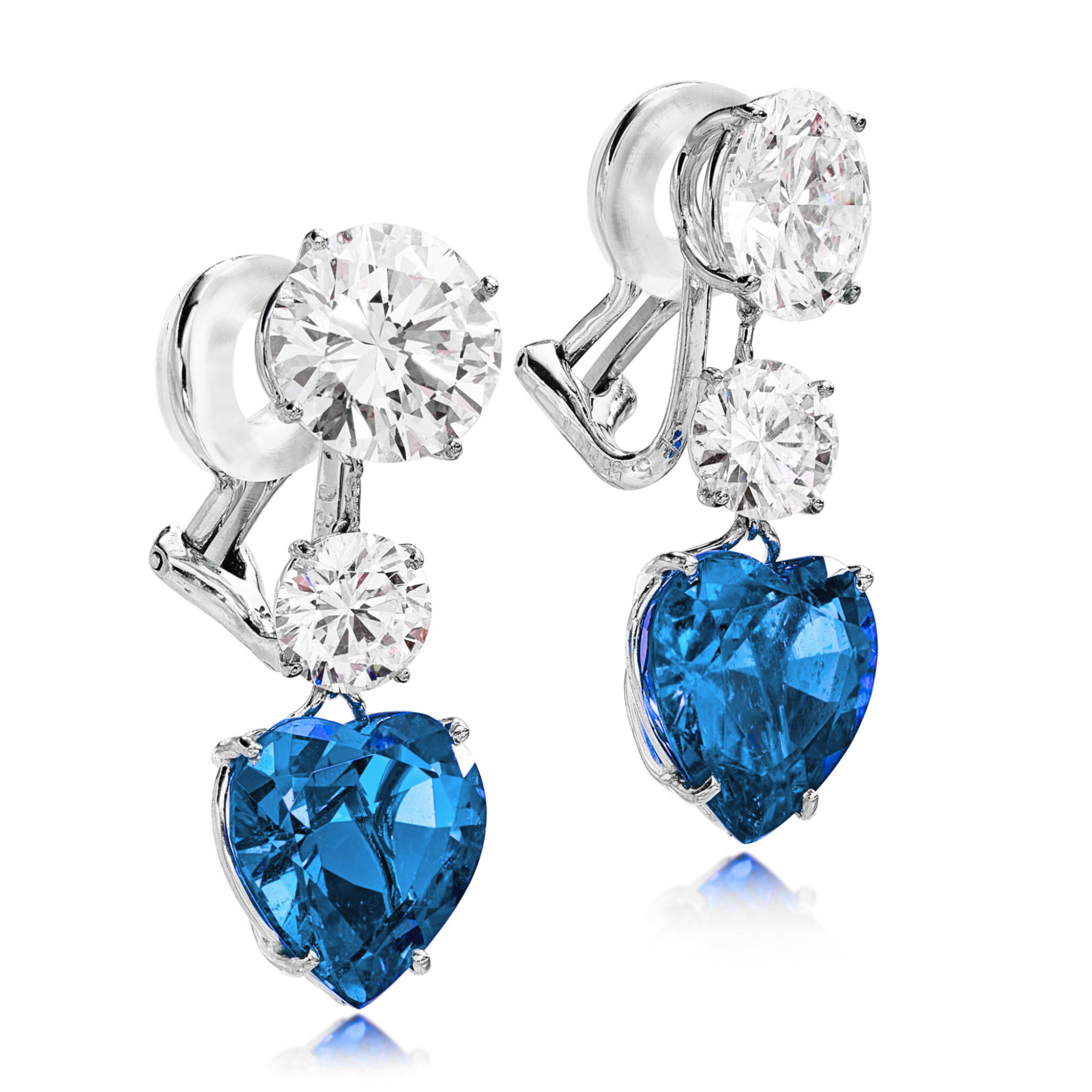 C. Dunaigre Boucles d'oreilles grappe de diamants taille cœur saphir bleu Neuf - En vente à Chicago, IL