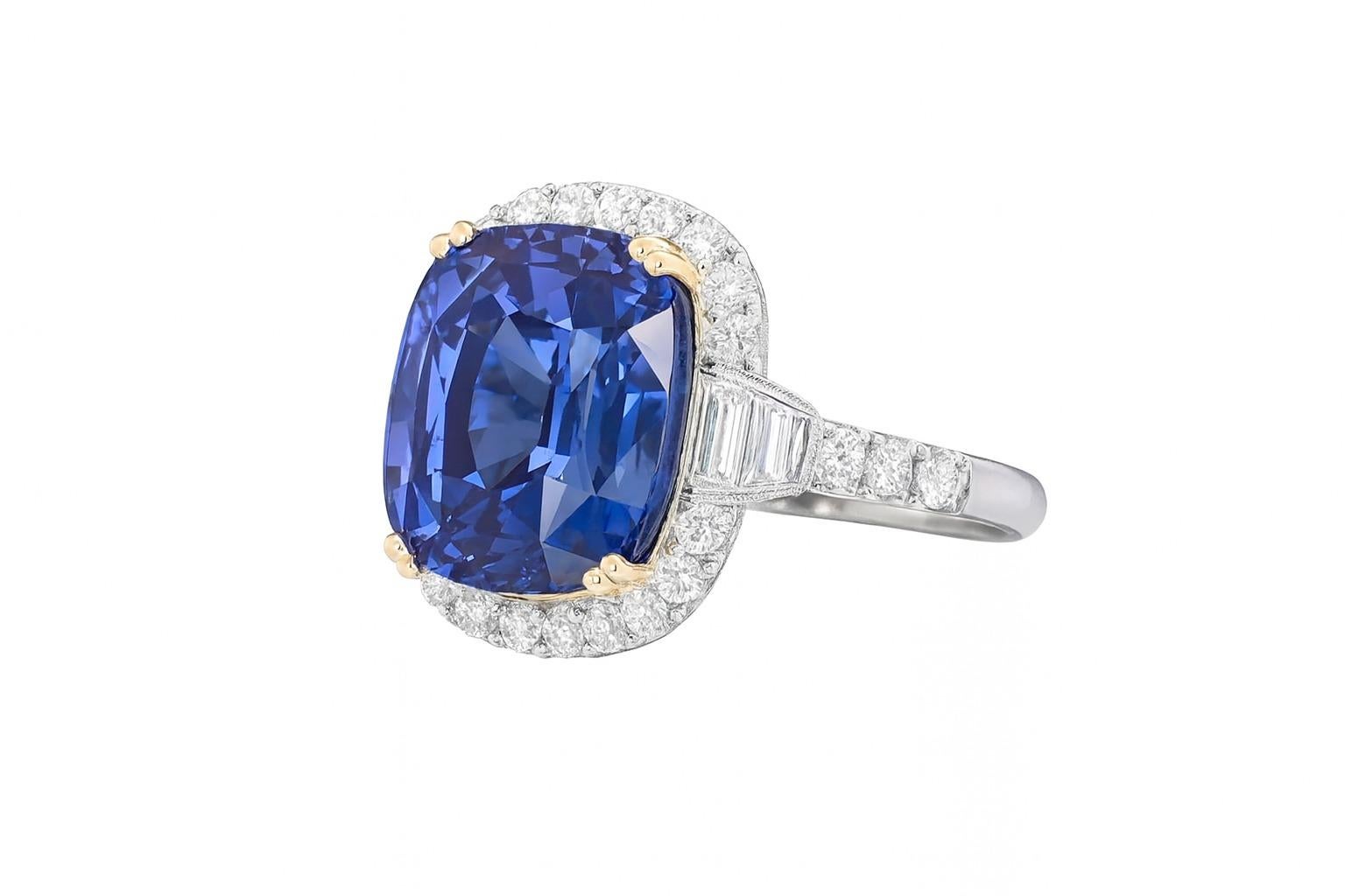 C. Anello con zaffiro blu a cuscino certificato Dunaigre da 10,63 carati in oro bianco e giallo 18K

Questo squisito anello presenta uno zaffiro blu naturale con taglio a cuscino del peso di 10,63 carati, certificato da A.I.C. Gem Lab, Svizzera,