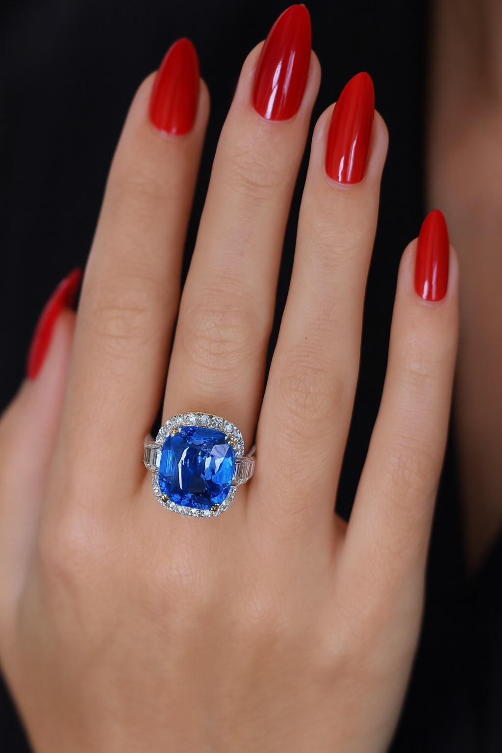 Contemporaneo C. Anello di diamanti con zaffiro blu a cuscino certificato da 10,63 carati di Dunaigre in vendita