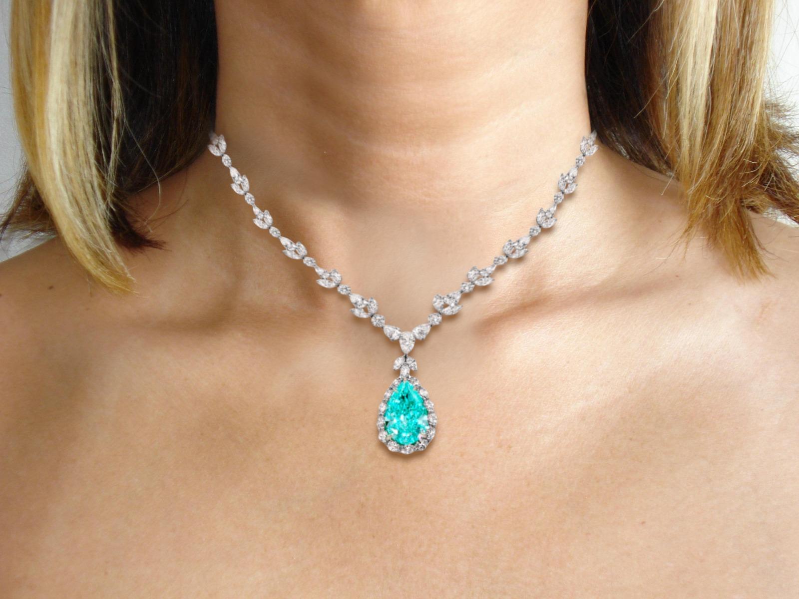 Taglio a goccia C. Dunaigre Certificato 17 Ct. Collana girocollo con diamanti e tormalina Paraiba in vendita