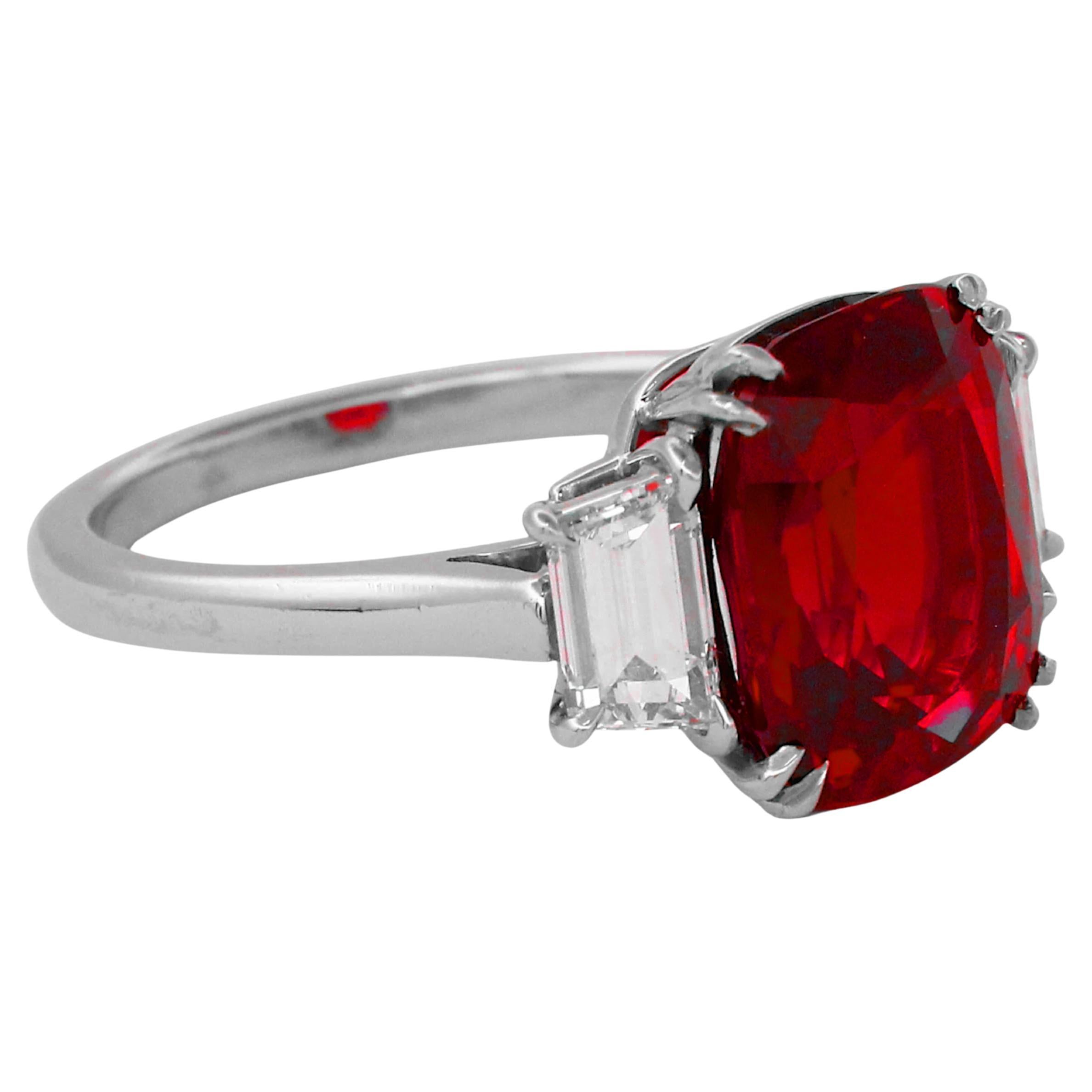 C. Anello di rubino del Mozambico certificato Dunaigre da 4,11 carati senza calore in platino con diamanti trapezoidali

Un tesoro sorprendente e sofisticato, questo eccezionale anello presenta un rubino naturale del Mozambico da 4,11 carati,