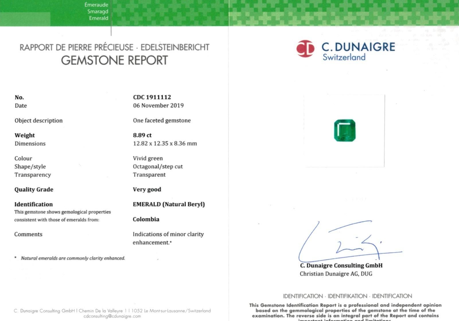 Concediti un'eleganza senza tempo con questo anello mozzafiato, caratterizzato da un sostanzioso smeraldo da 8,89 carati certificato da C.Dunaigre. Proveniente dalle leggendarie miniere di Muzo - famose per la produzione di alcuni dei migliori