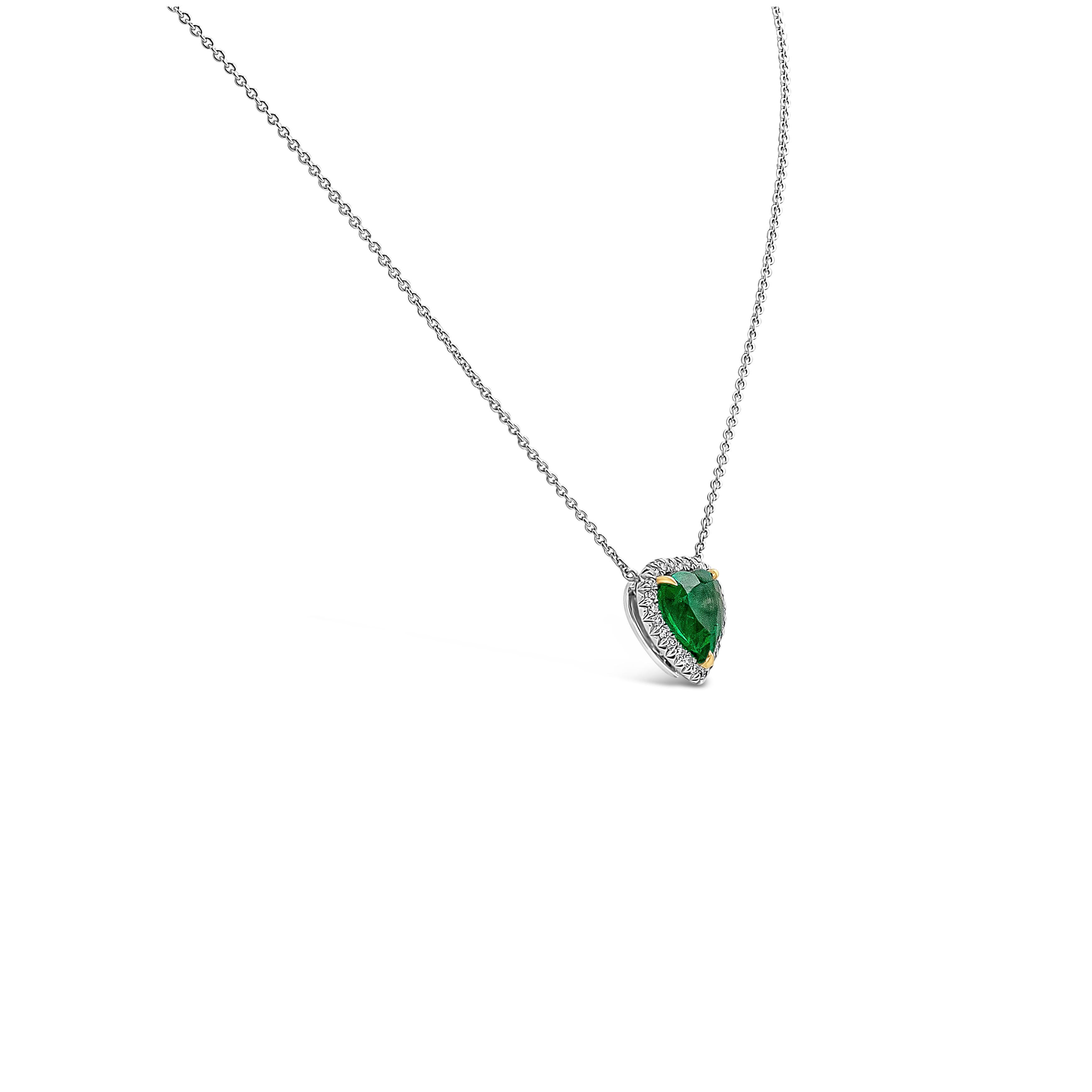 C. Dunaigre Halskette mit kolumbianischem Smaragd-Halo-Anhänger, zertifiziert 2,33 Karat insgesamt (Zeitgenössisch) im Angebot
