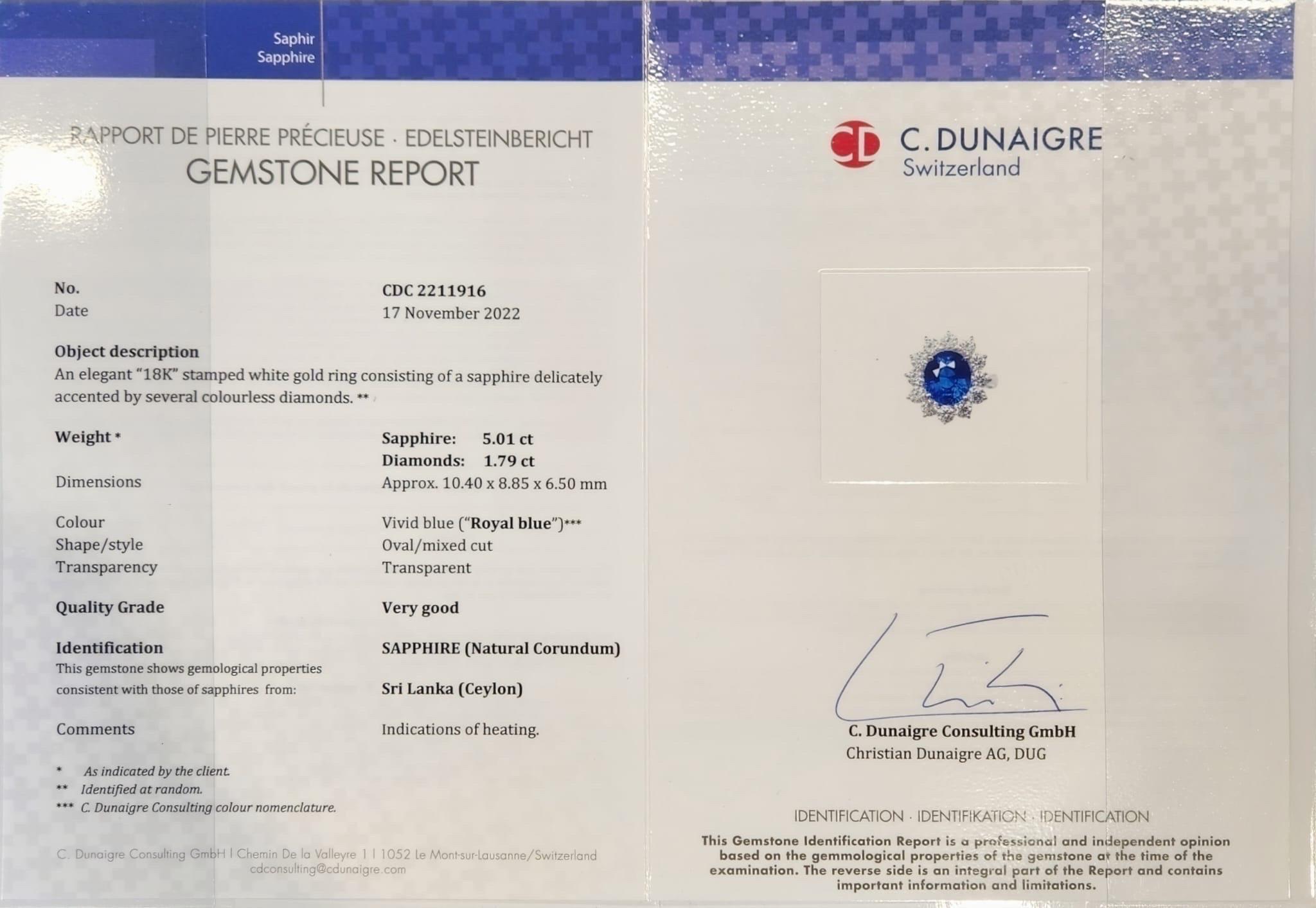 Certificato da C. Dunaigre, questo zaffiro blu vivido ovale pesa 5,01 carati ed è affiancato da 12 brillanti rotondi del peso di 1,79 carati.
Origine: Sri Lanka (Ceylon)
Riscaldato
Misura per tre pietre 18 X 16,5 MM 

Chiamaci/messaggiaci per