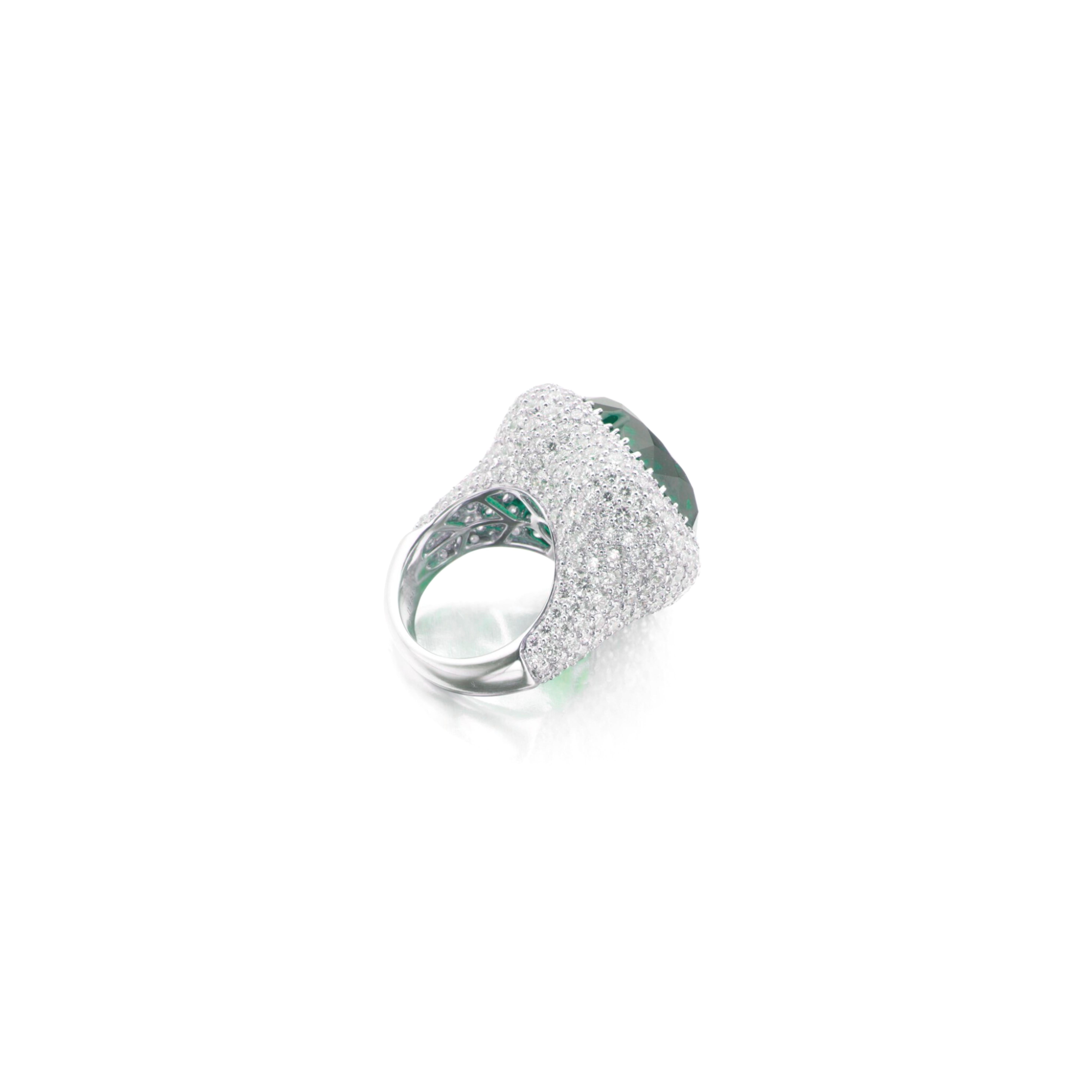 Kolumbianischer Smaragd- und Diamantring, der Eleganz und Raffinesse verkörpert. In der Mitte befindet sich ein atemberaubender herzförmiger kolumbianischer Smaragd, der mit einer kleinen Ölbehandlung von C. Dunaigre zertifiziert wurde, um seine