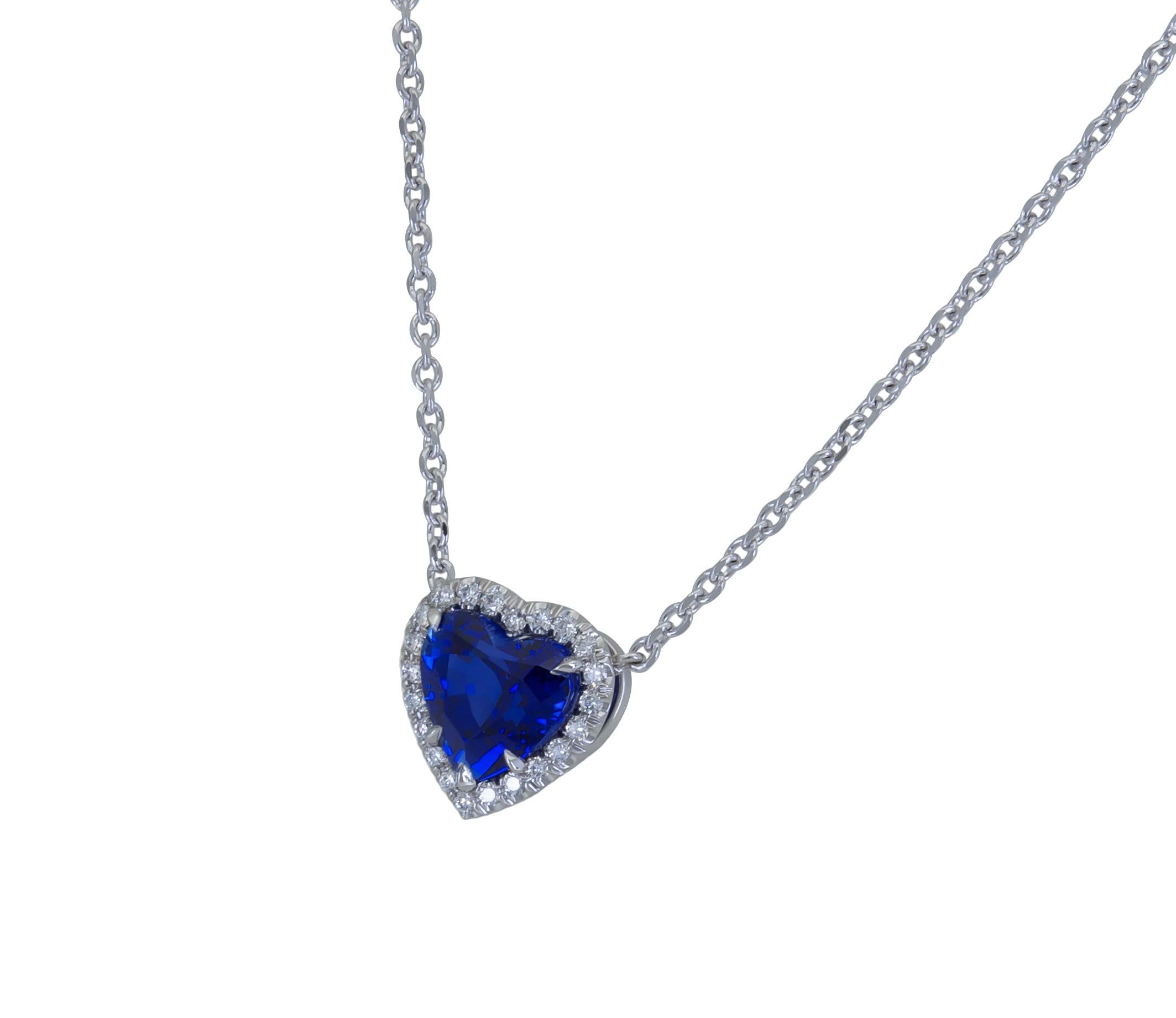 Ein modisches Schmuckstück mit einem leuchtend blauen Saphir in Herzform, umgeben von einer einzigen Reihe runder Brillanten. Hergestellt aus Platin.
Der blaue Saphir wiegt 2,77 Karat und ist von C.Dunaigre als lebhaft blau zertifiziert, Herkunft