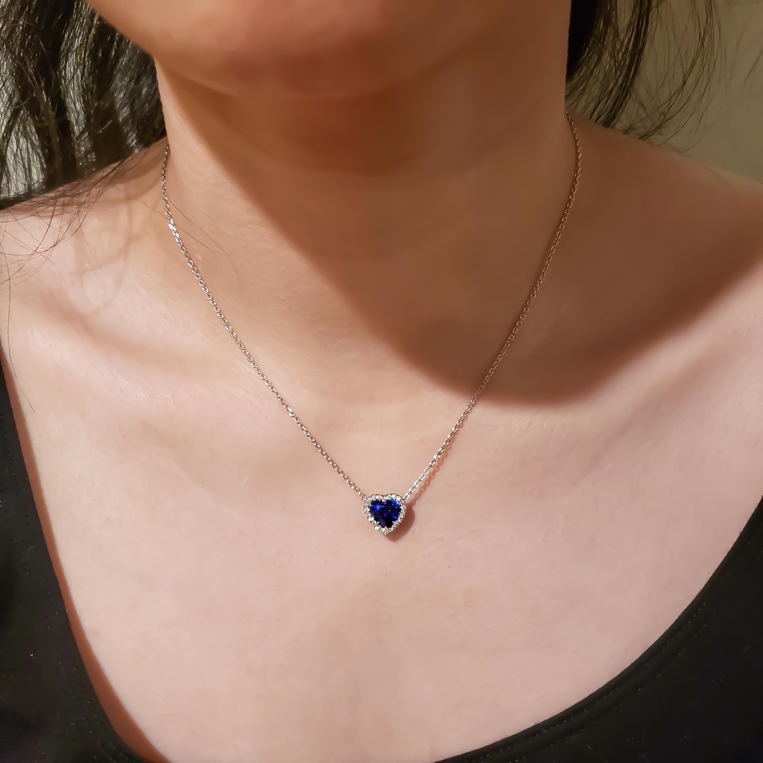 Halskette mit Halo-Anhänger von C. Dunaigre in Herzform mit blauem Saphir und Diamant (Herzschliff) im Angebot