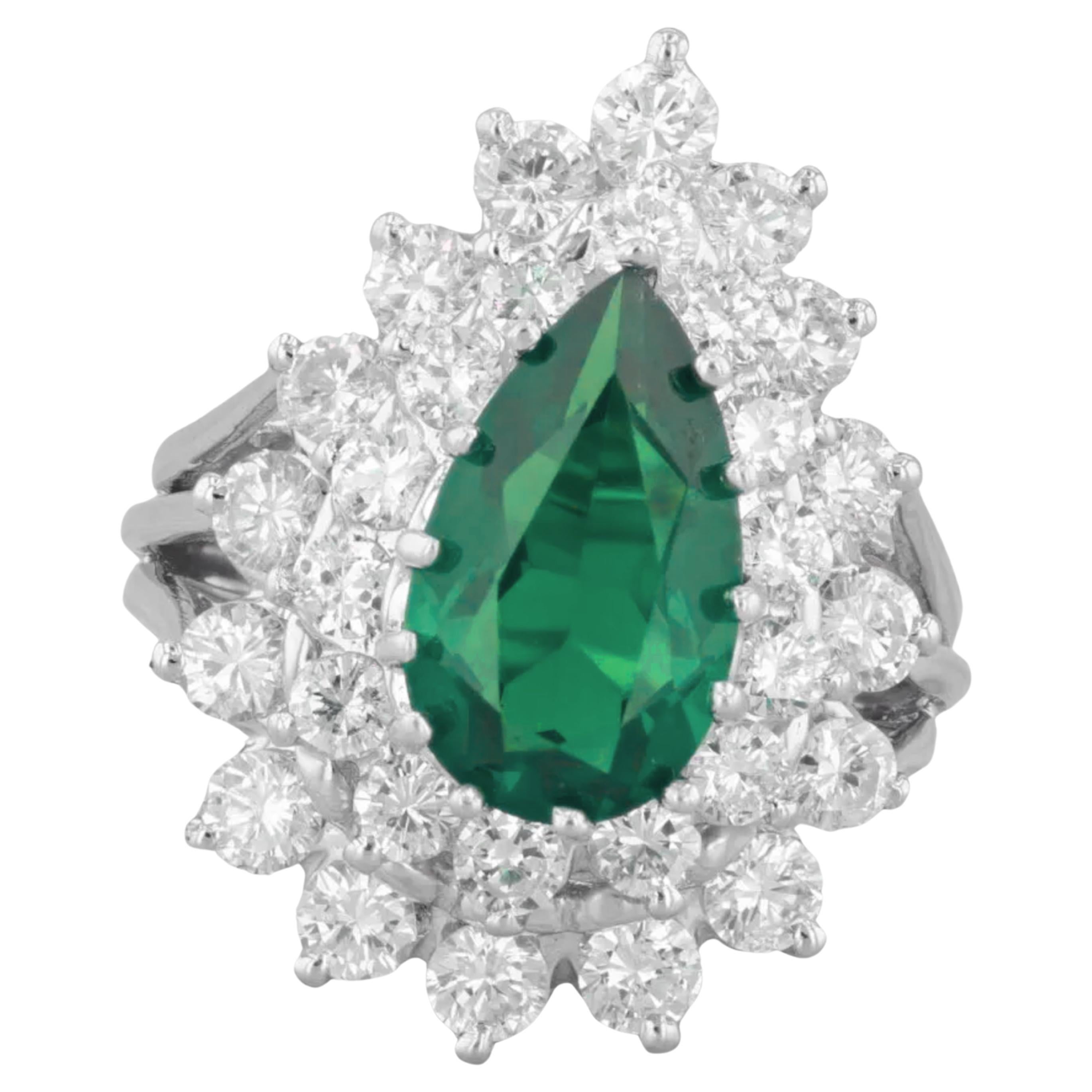 Smeraldo colombiano Muzo, certificato da C.Dunaigre come olio minore trattato. Con un peso totale di 2.09 carati, lo smeraldo è splendidamente tagliato a forma di pera, mettendo in mostra il suo accattivante colore verde vivo. Intorno allo smeraldo