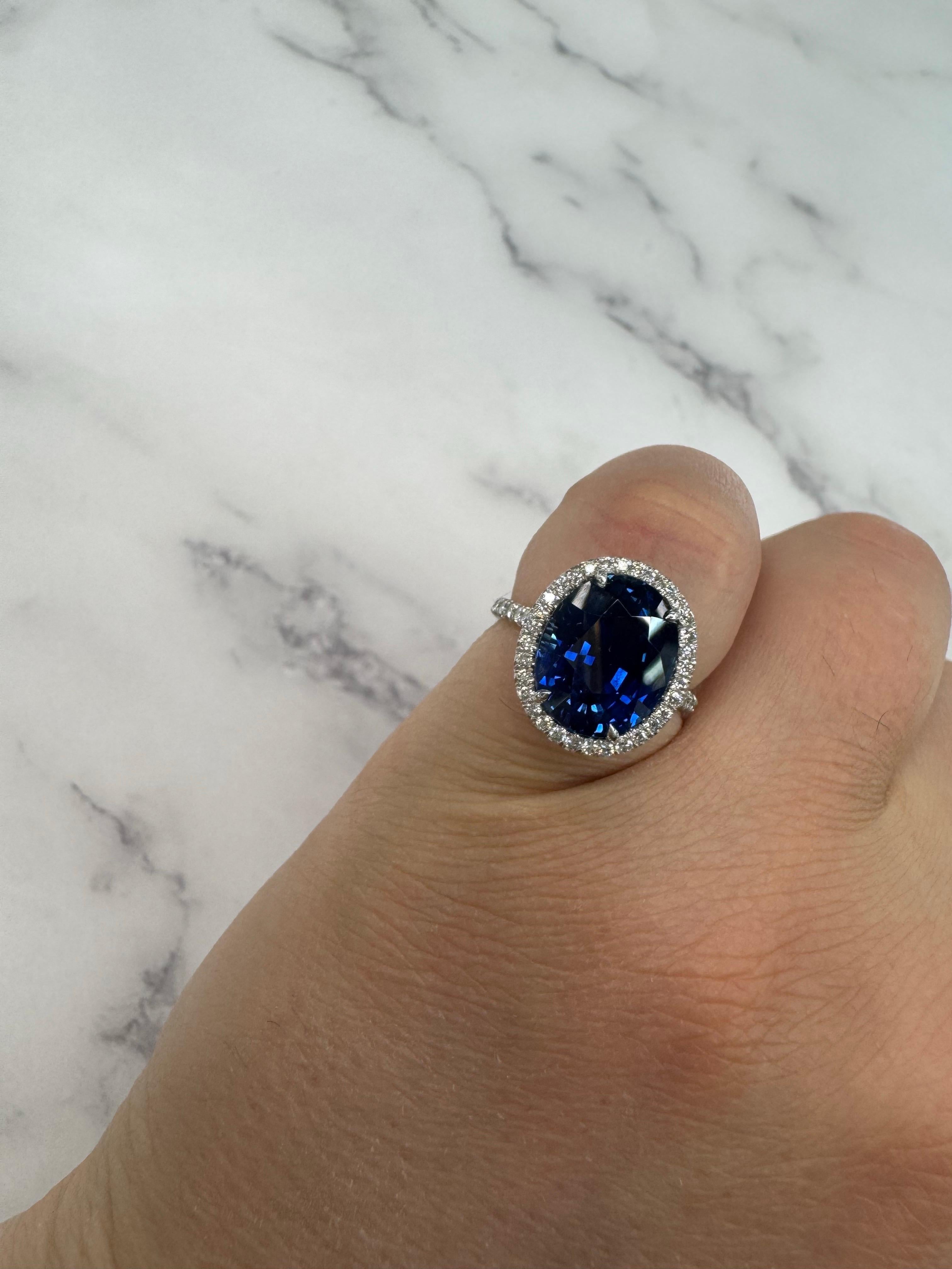 Taille ovale C. DUNAIGRE Bague de cocktail saphir ovale diamant halo 6,85 carats platine en vente