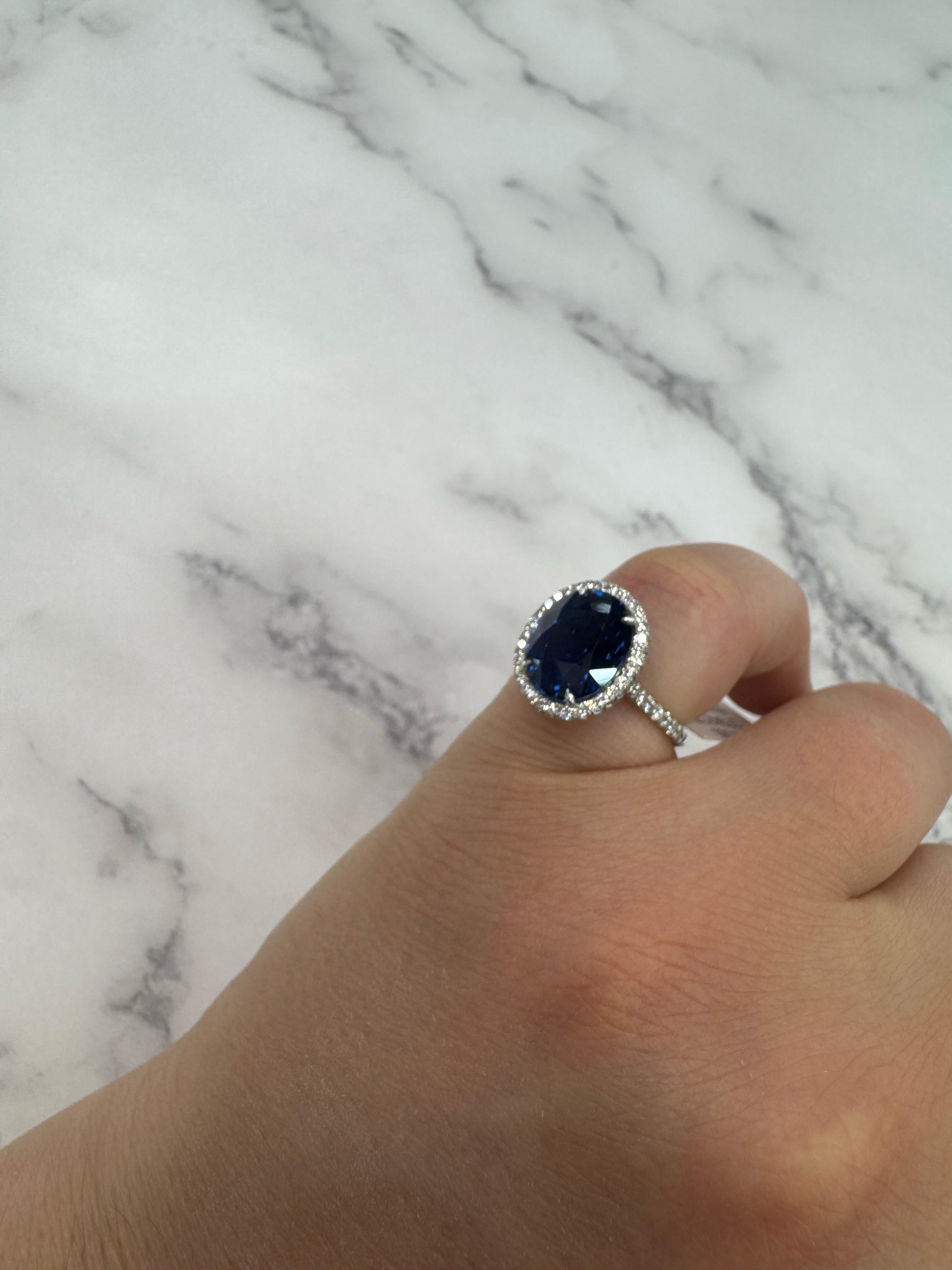 C. DUNAIGRE Bague de cocktail saphir ovale diamant halo 6,85 carats platine Neuf - En vente à New York, NY
