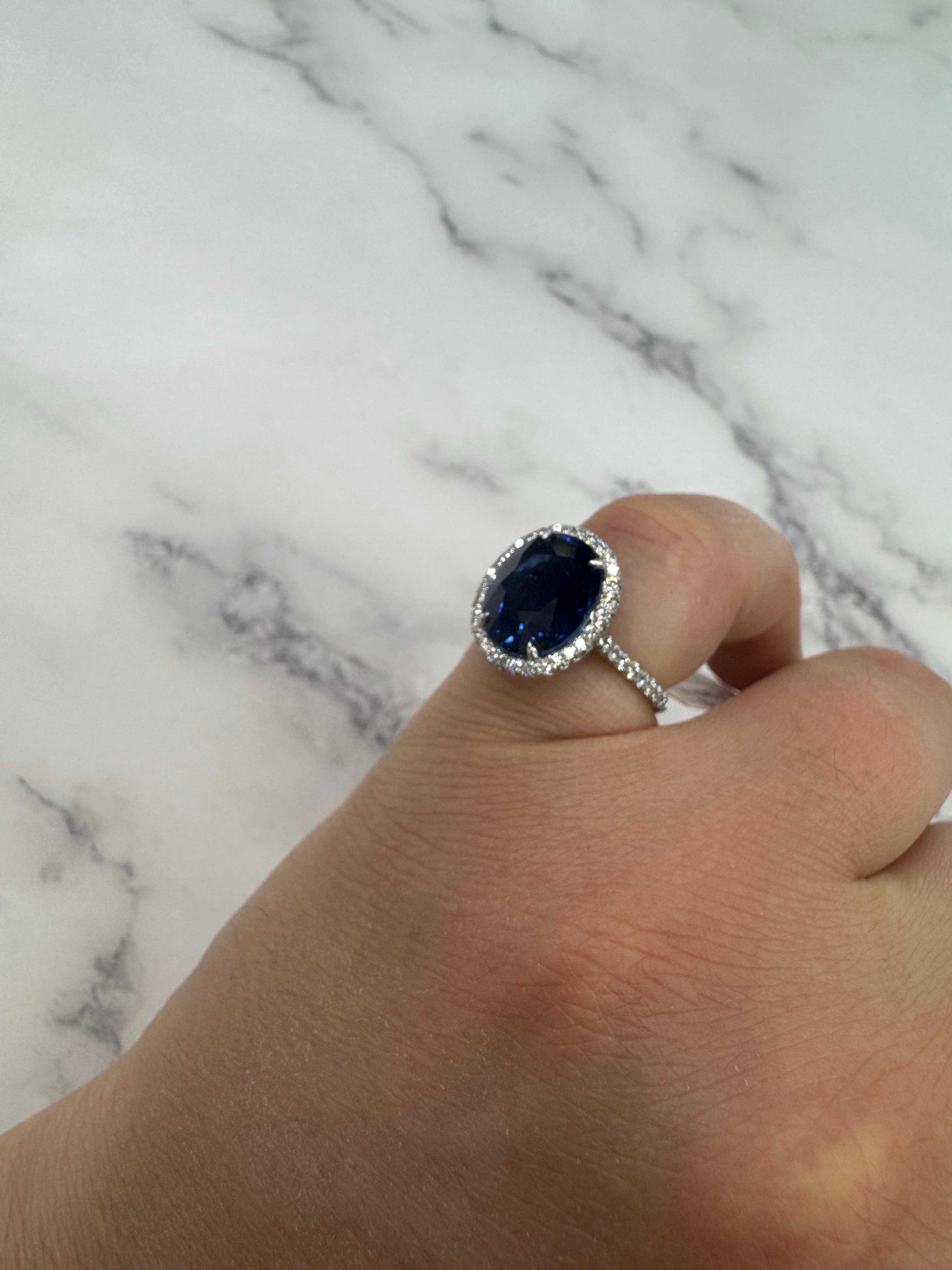 C. DUNAIGRE Bague de cocktail saphir ovale diamant halo 6,85 carats platine Pour femmes en vente