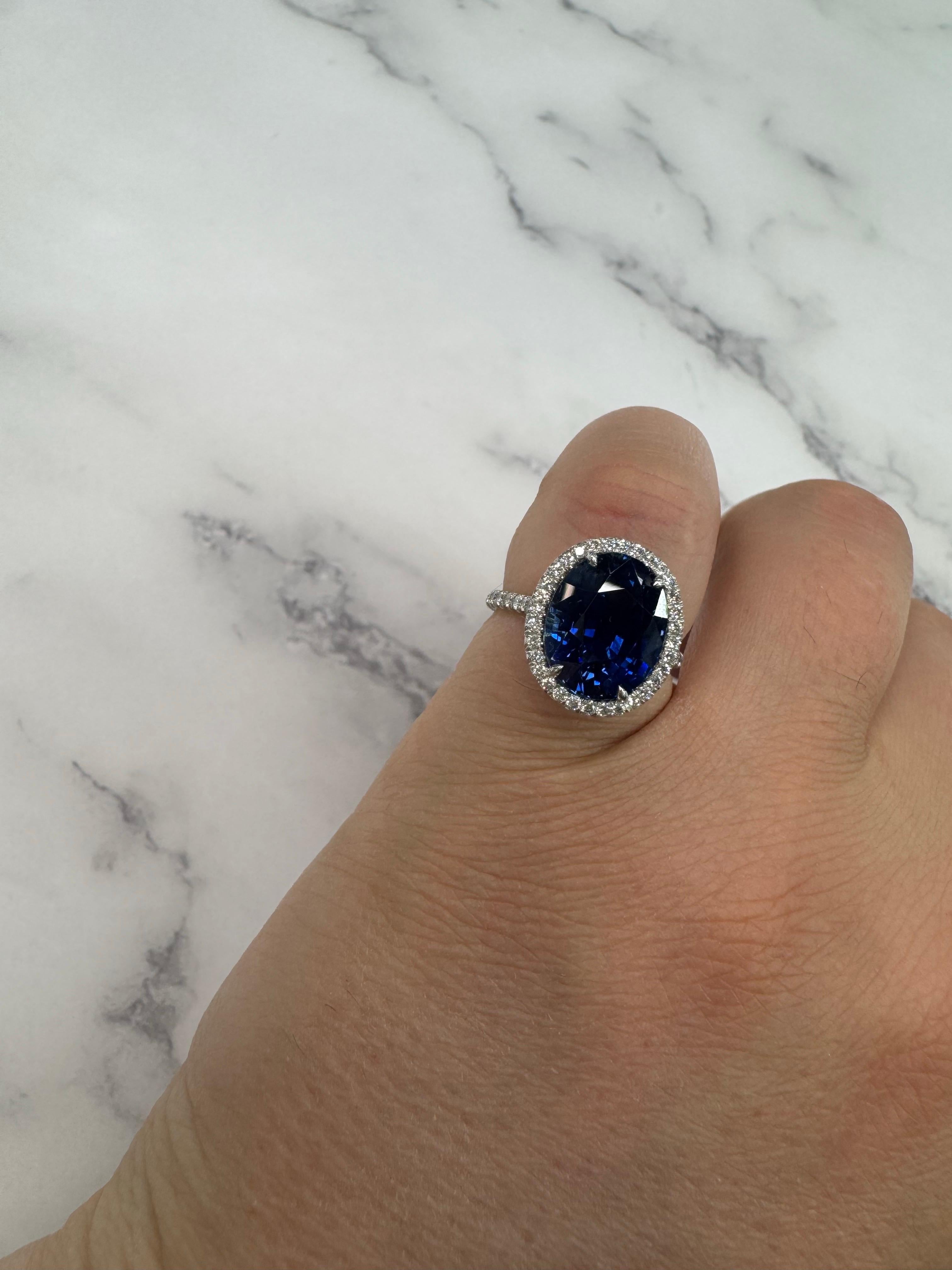 C. DUNAIGRE Bague de cocktail saphir ovale diamant halo 6,85 carats platine en vente 1