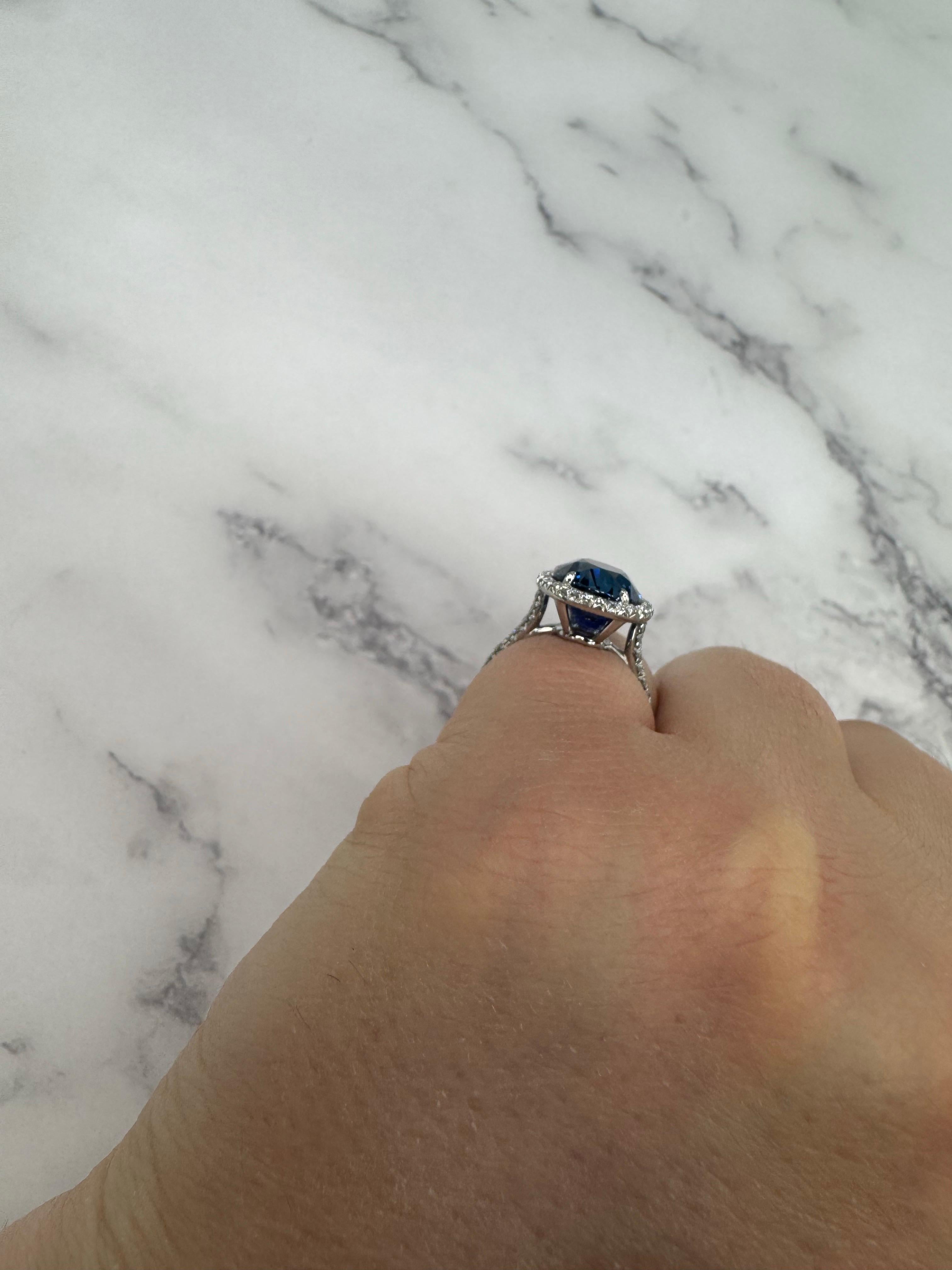 C. DUNAIGRE Bague de cocktail saphir ovale diamant halo 6,85 carats platine en vente 2