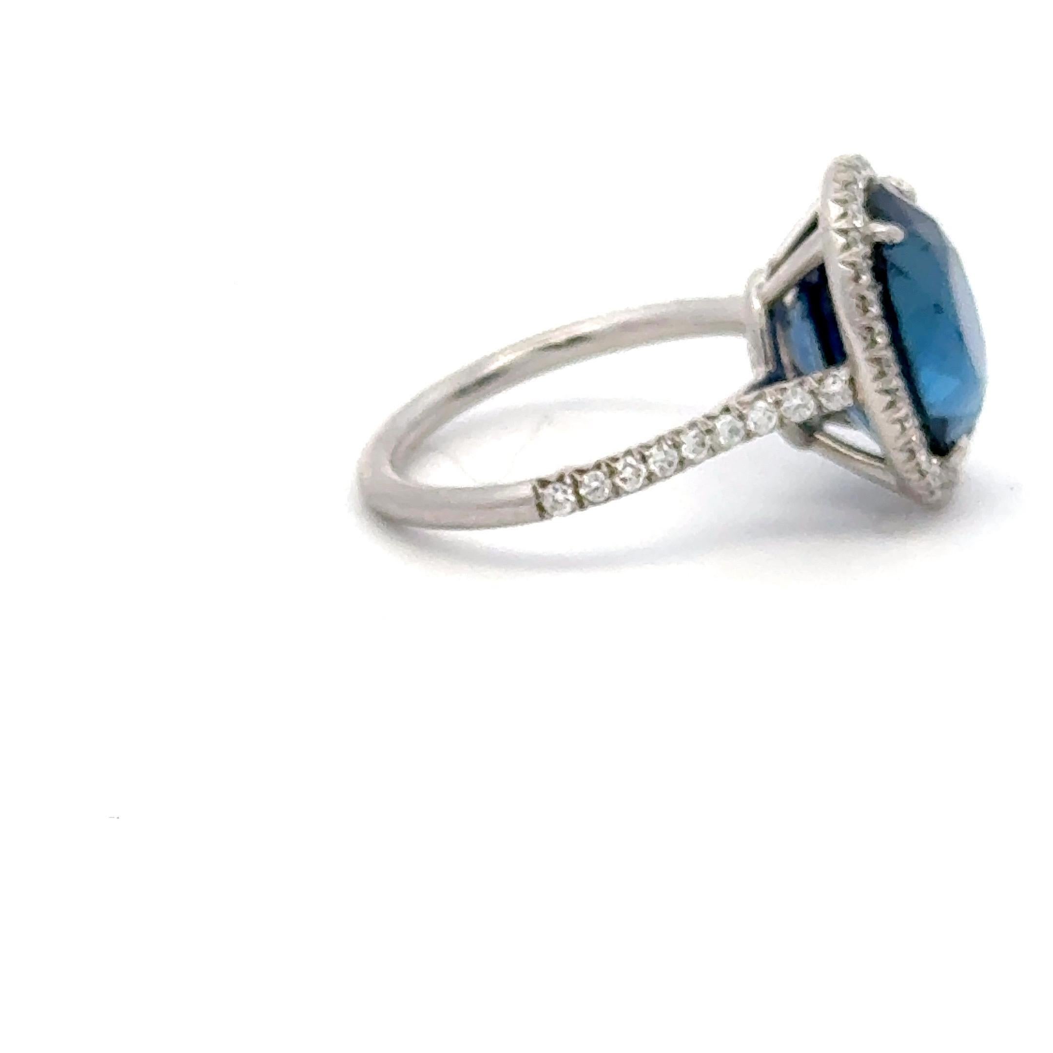 C. DUNAIGRE Bague de cocktail saphir ovale diamant halo 6,85 carats platine en vente 3