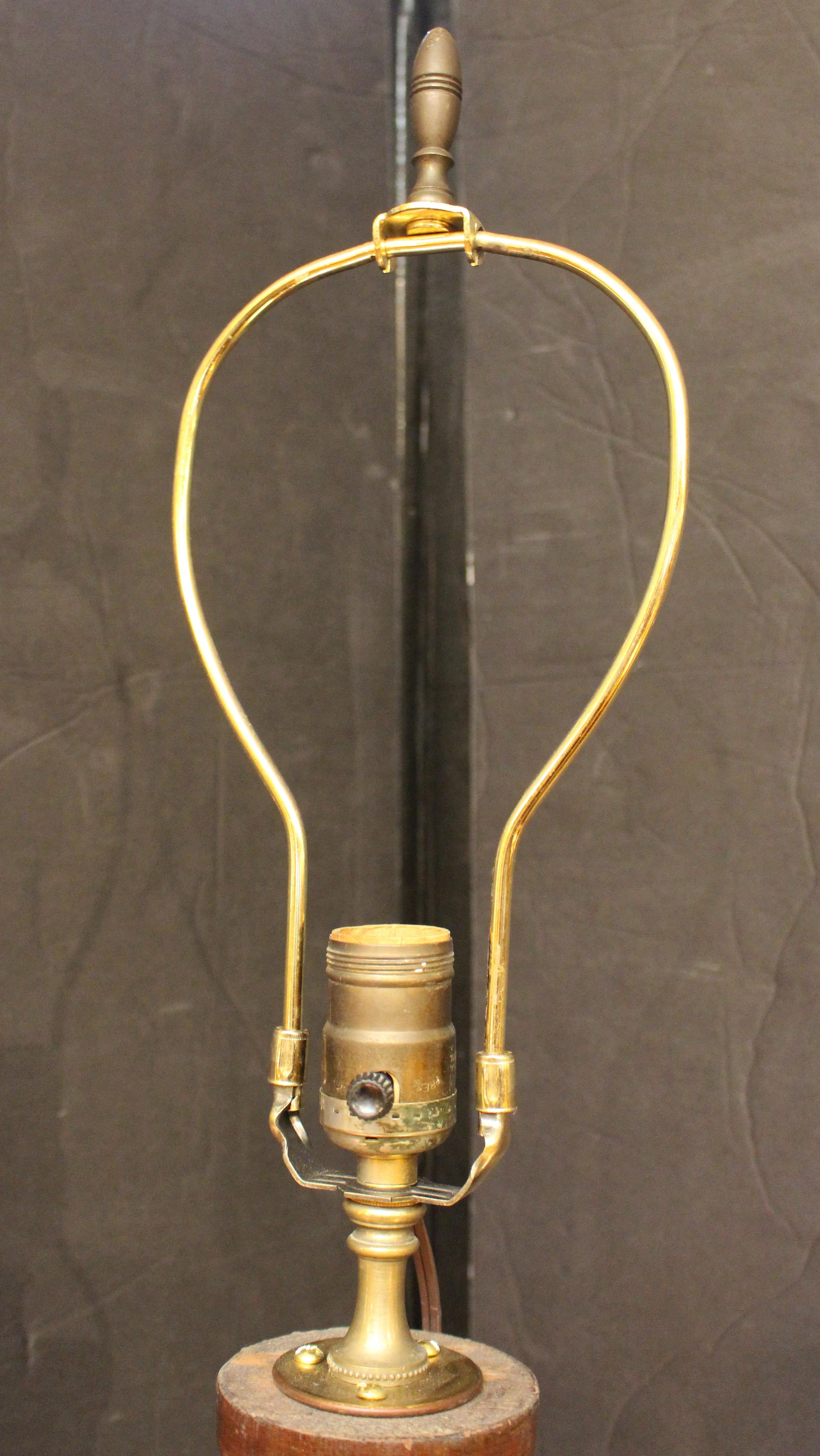 Colonna del letto intagliata all'inizio del XIX secolo trasformata in lampada da terra, inglese. Una testiera da letto che è stata convertita in una torchiera più tardi nel XIX secolo e in una lampada da terra nel XX secolo. Mogano. L'elegante
