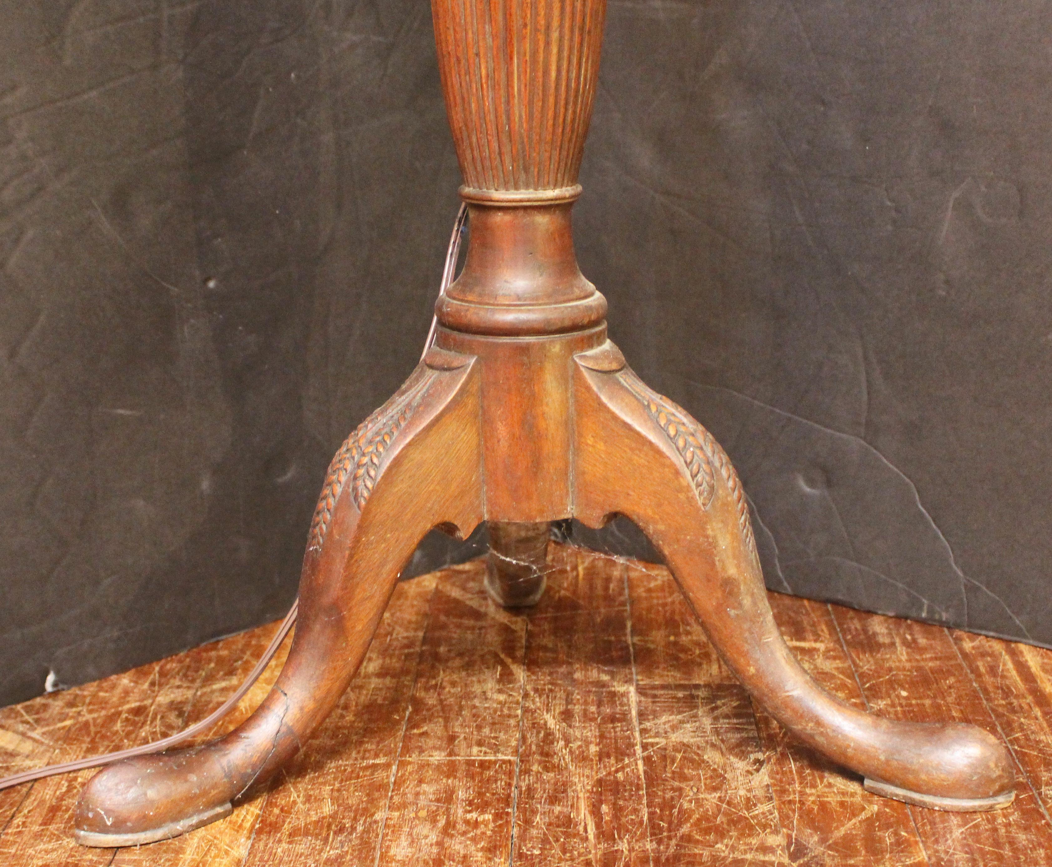 C. Piedi del letto intagliati all'inizio del XIX secolo, trasformati in lampada da terra In condizioni buone in vendita a Chapel Hill, NC