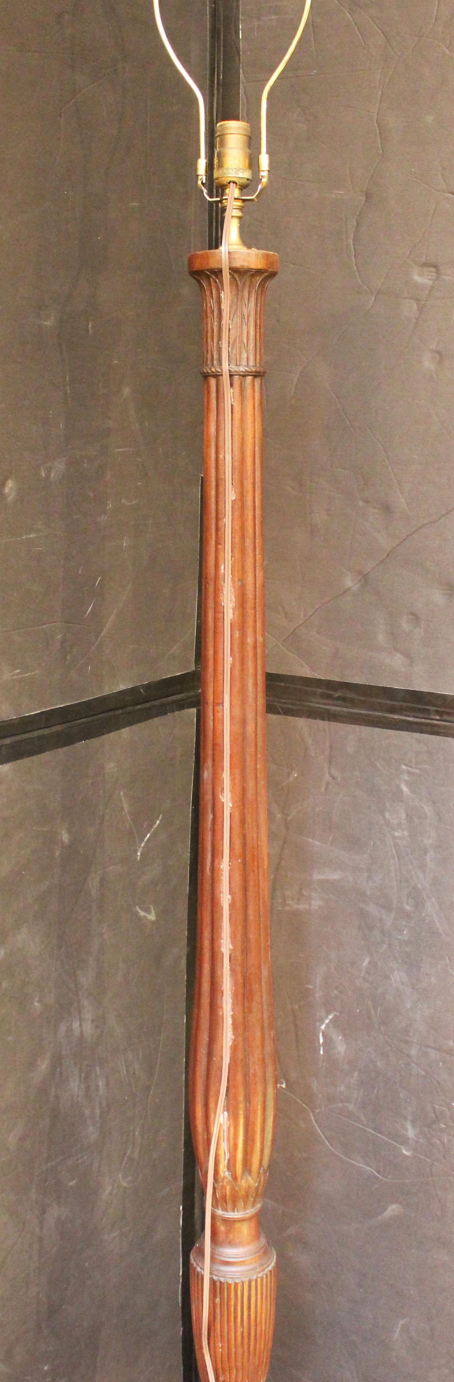 C. Piedi del letto intagliati all'inizio del XIX secolo, trasformati in lampada da terra in vendita 1