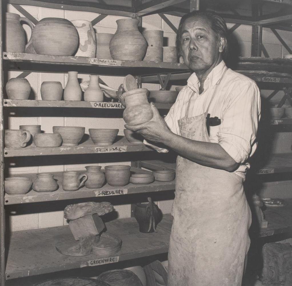 Due ritratti dell'artista della ceramica Hui Ka-Kwong Hui - Photograph Contemporaneo di C. Elquist