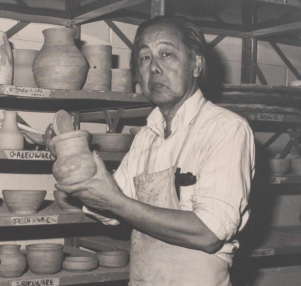 Due ritratti dell'artista della ceramica Hui Ka-Kwong Hui - Black and White Photograph Beige di C. Elquist