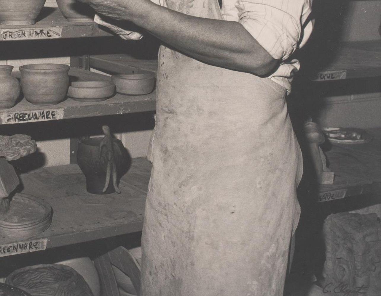 C. Elquist (XX), Due ritratti dell'artista della ceramica Hui Ka-Kwong Hui, fotografie in bianco e nero, firmate 