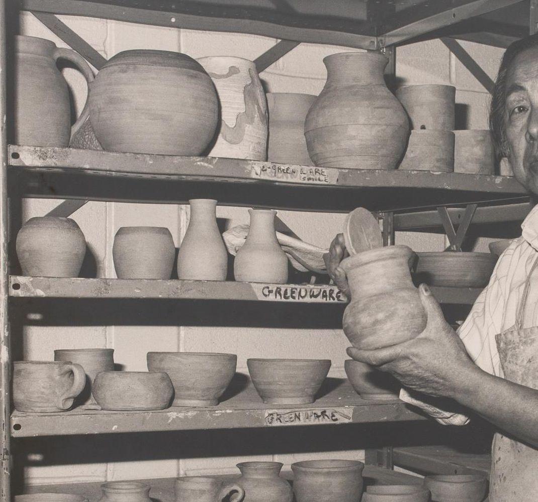 Due ritratti dell'artista della ceramica Hui Ka-Kwong Hui in vendita 1