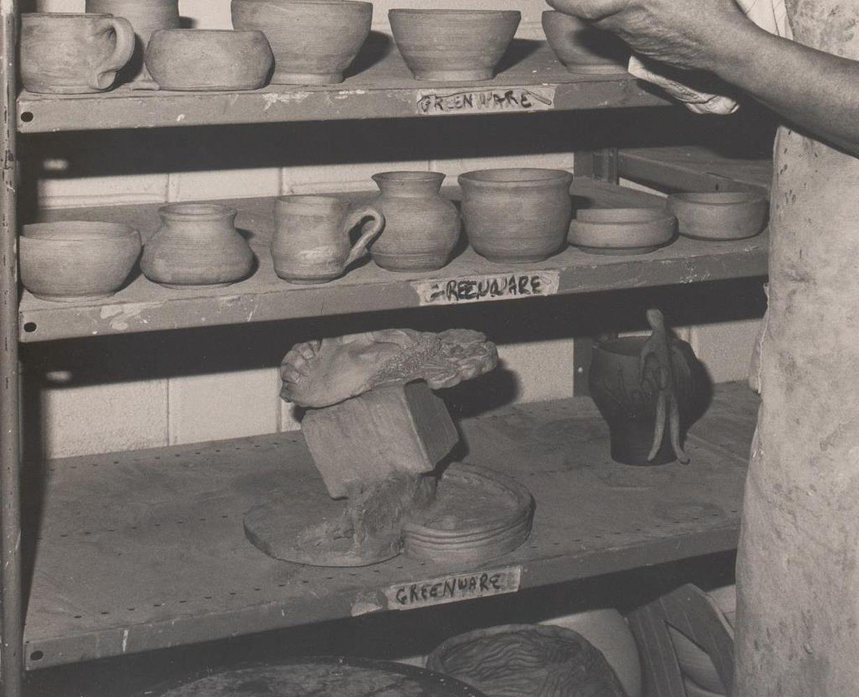 Due ritratti dell'artista della ceramica Hui Ka-Kwong Hui in vendita 2