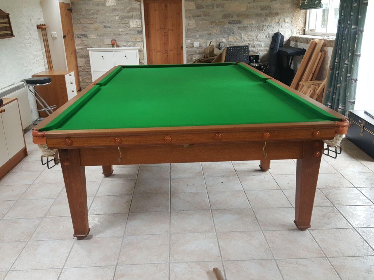 C F A I.C.. Rare table de snooker en chêne de style Arts and Crafts, de 12 x 6 pieds, en excellent état d'origine, fabriquée par The Company et Thurston. London. Les huit pieds effilés et les détails subtilement chanfreinés sur les bords reposent