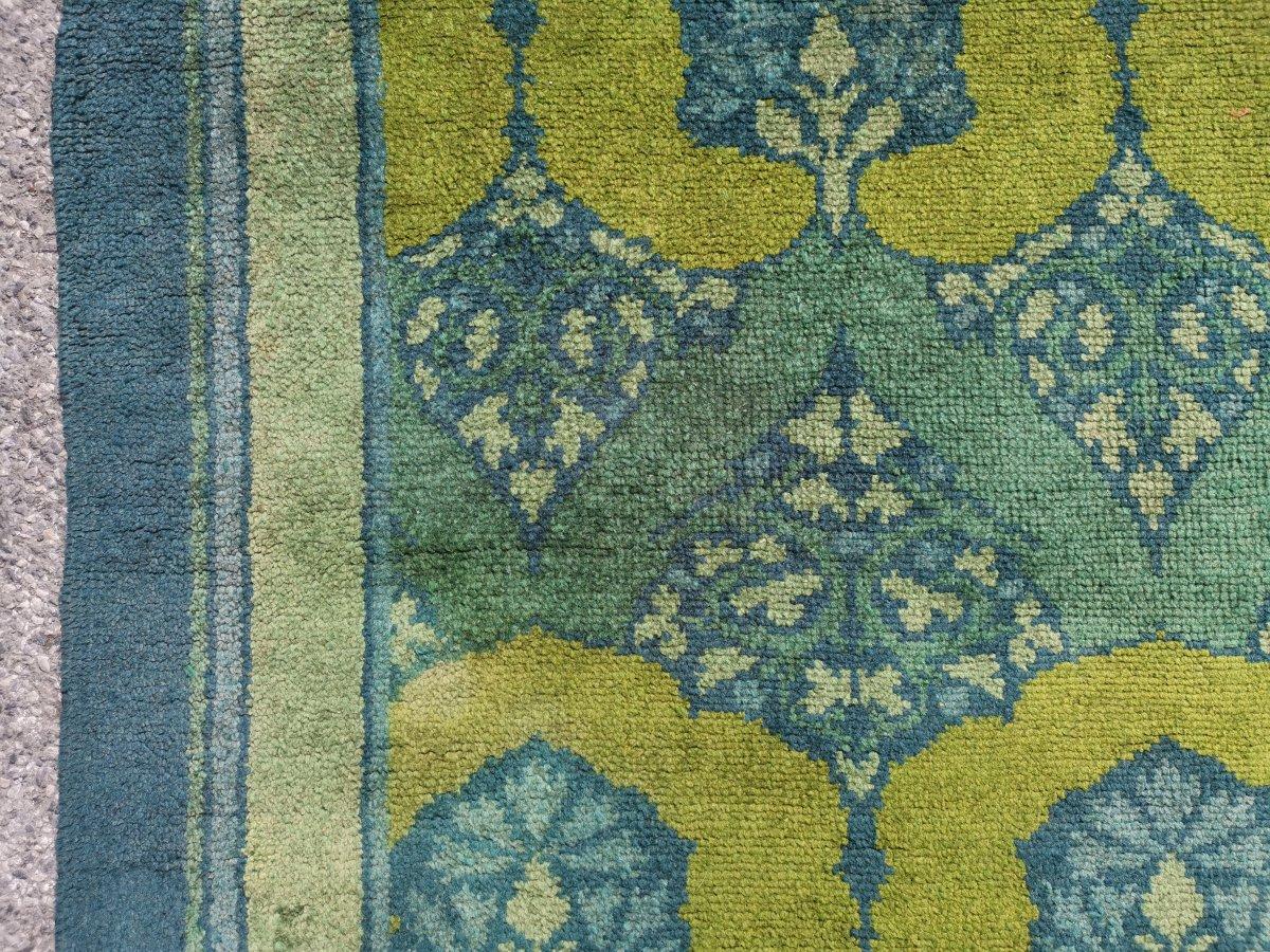 Début du 20ème siècle C F A Voysey for Liberty & Co. un rare tapis Donegal « Lenmure » aux couleurs riches en vente