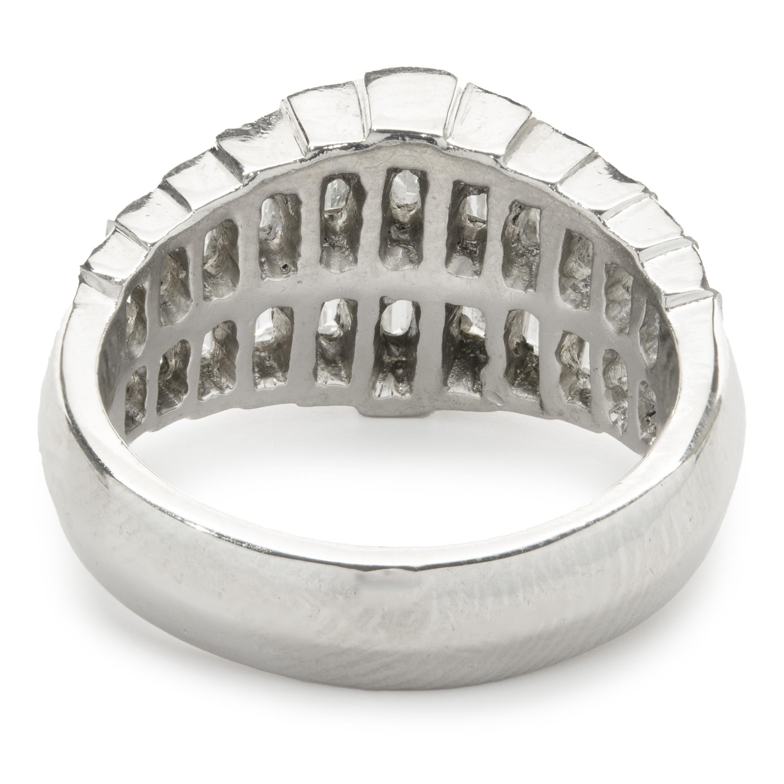 Taille baguette Gonshor, bague dôme en platine avec diamants baguettes gradués en vente