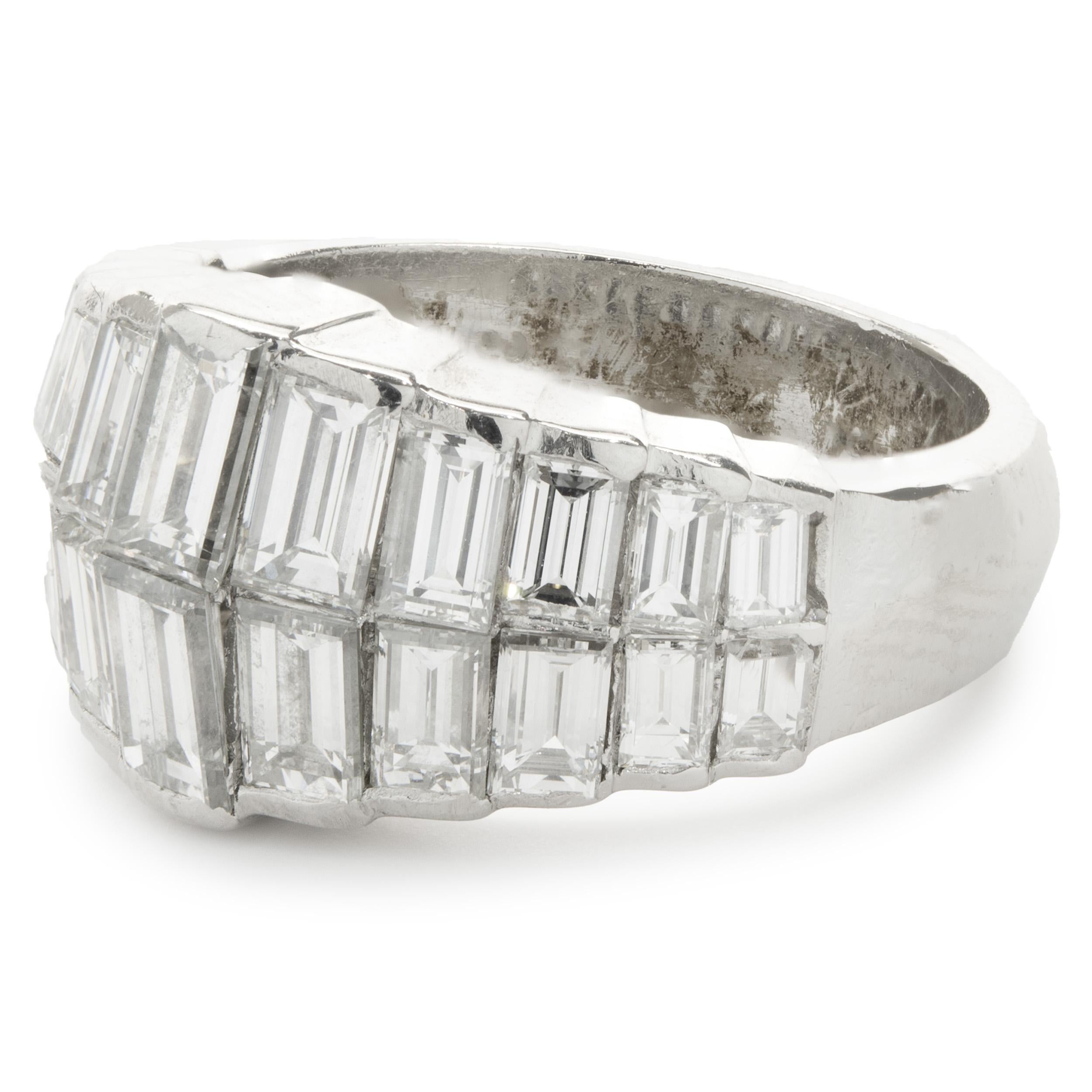 Gonshor, bague dôme en platine avec diamants baguettes gradués Excellent état - En vente à Scottsdale, AZ