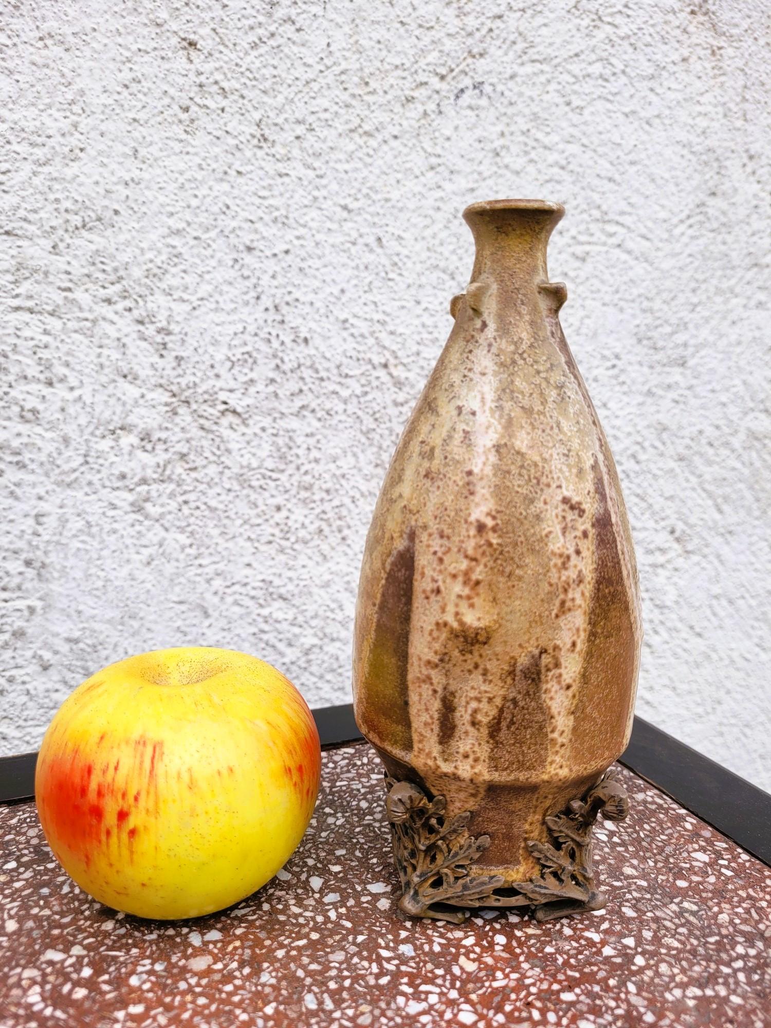 Grazioso vaso in gres fiammato nei toni dell'ocra, con struttura in metallo, con motivo a foglie di Oak

Vaso firmato in basso C Gréber

Charles Gréber (1853-1935) è un ceramista francese famoso per le sue creazioni nell'azienda di famiglia a