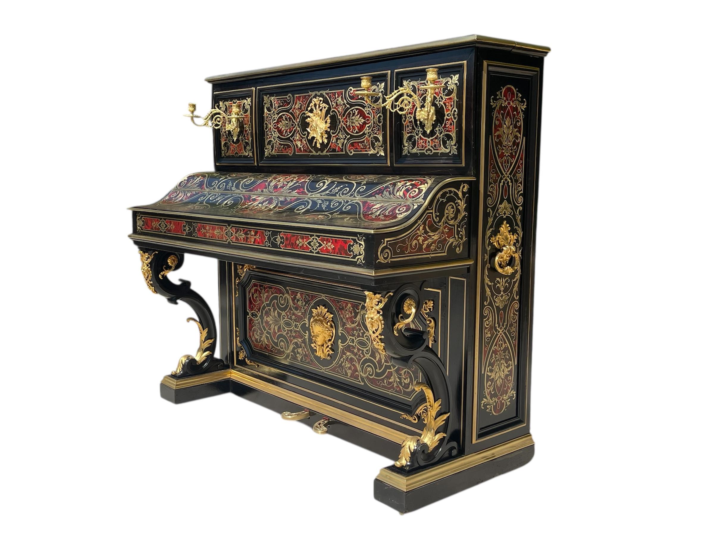 Sontuoso pianoforte verticale del periodo di Napoleone III - XIX secolo in intarsio Boulle. Nella parte superiore c'è un leggio e ai lati ci sono candelabri di bronzo dorati e cesellati. Questo pianoforte è in ottime condizioni e richiede