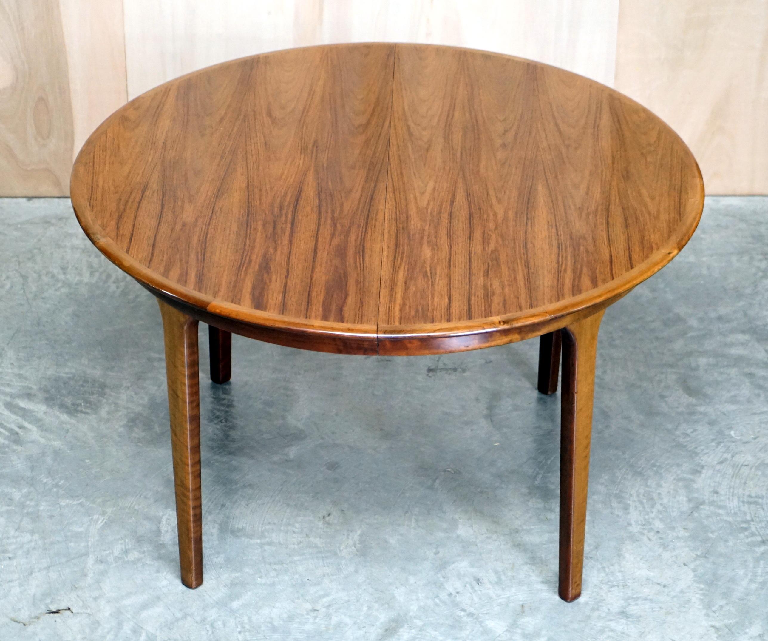 Mid-Century Modern Table de salle à manger à rallonge danoise moderne mi-siècle en bois dur de C J Rosengaard, Taille 6-10 en vente