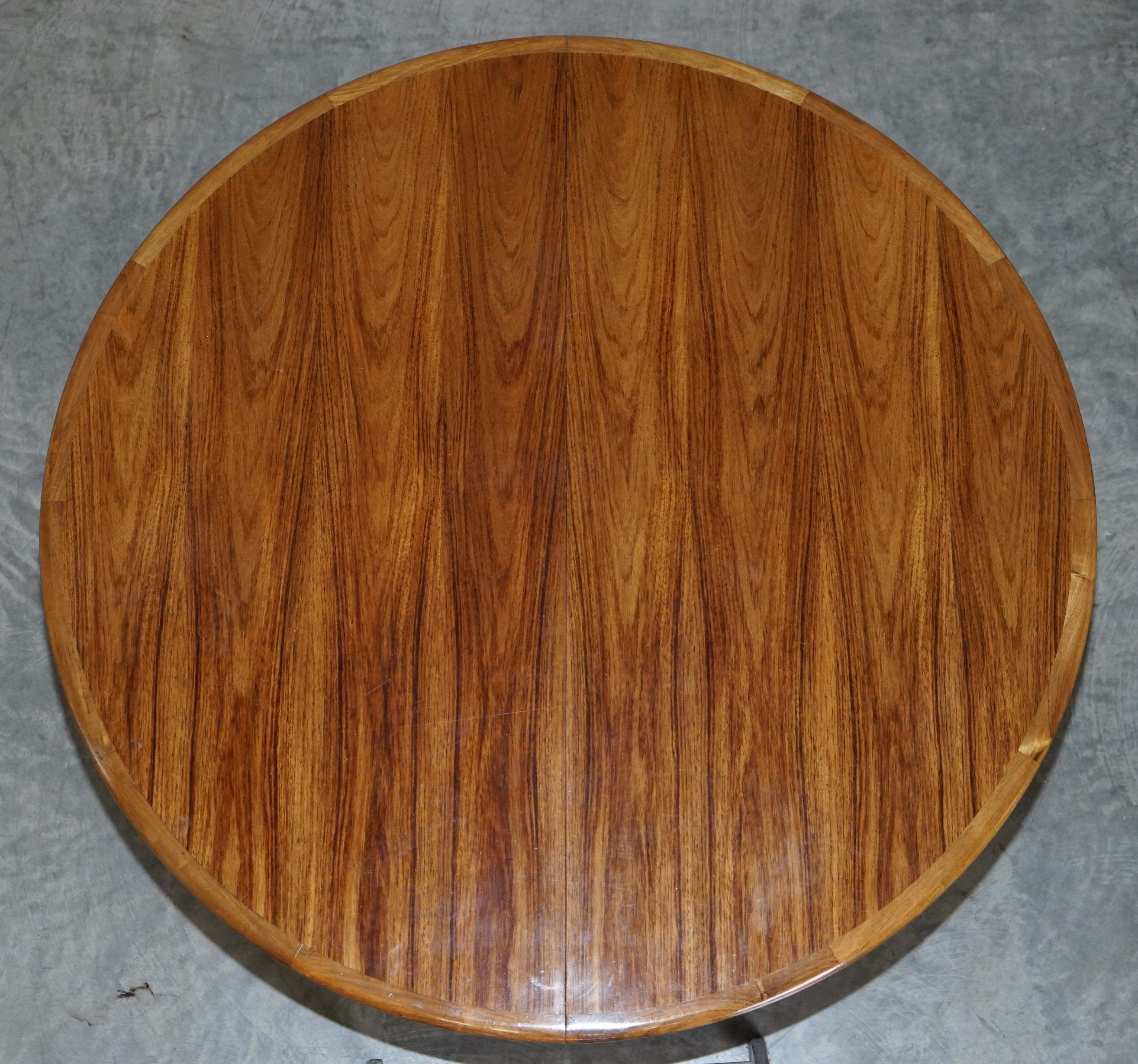 Danois Table de salle à manger à rallonge danoise moderne mi-siècle en bois dur de C J Rosengaard, Taille 6-10 en vente